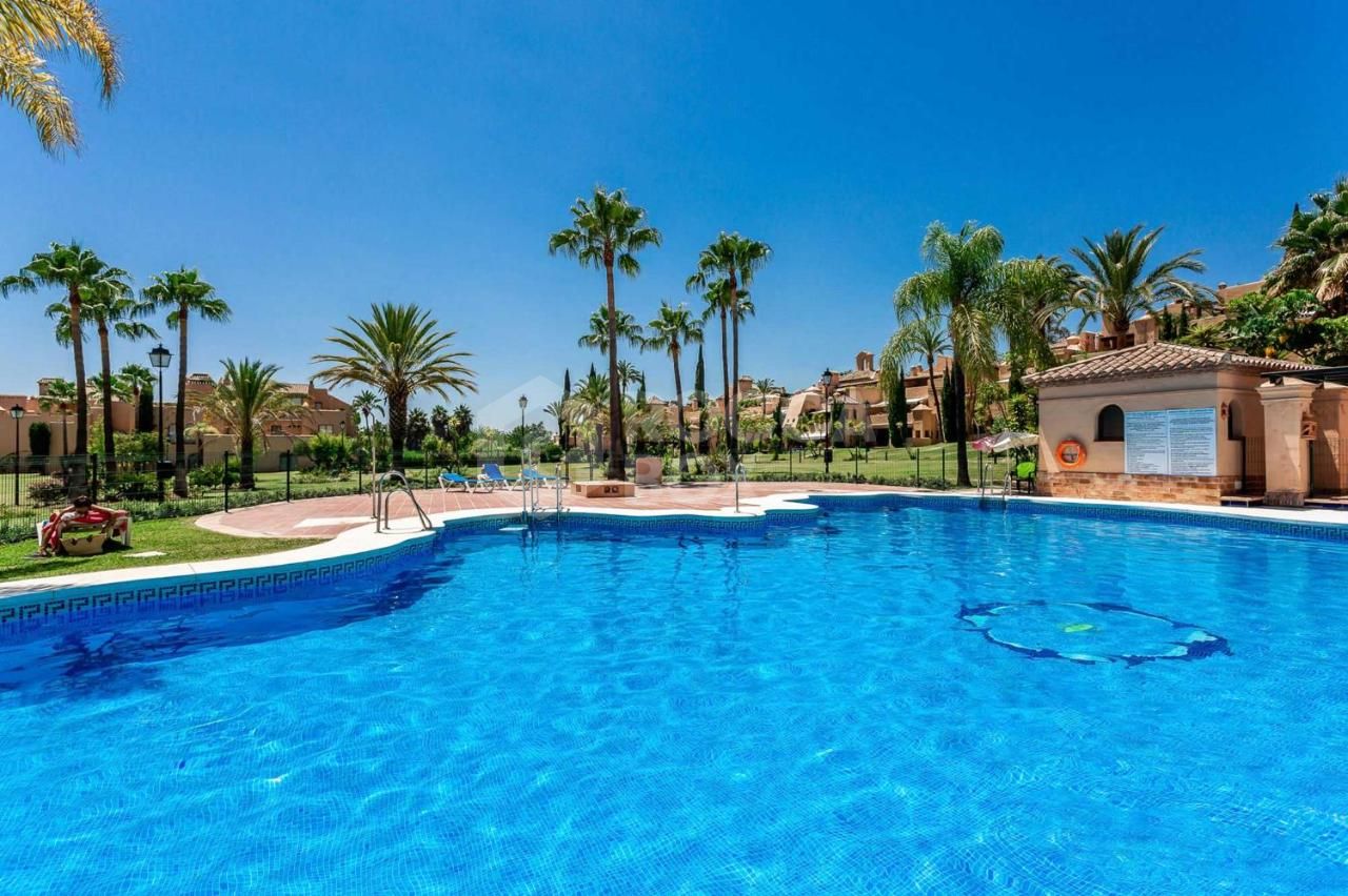 Ground Floor Apartment for sale in La Cartuja del Golf, Estepona East