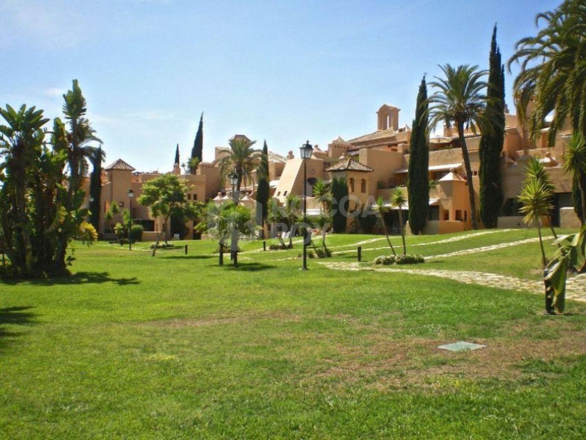 Ground Floor Apartment for sale in La Cartuja del Golf, Estepona East