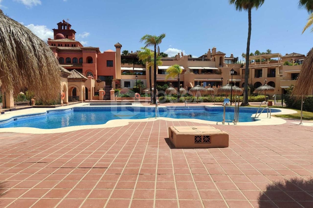 Ground Floor Apartment for sale in La Cartuja del Golf, Estepona East