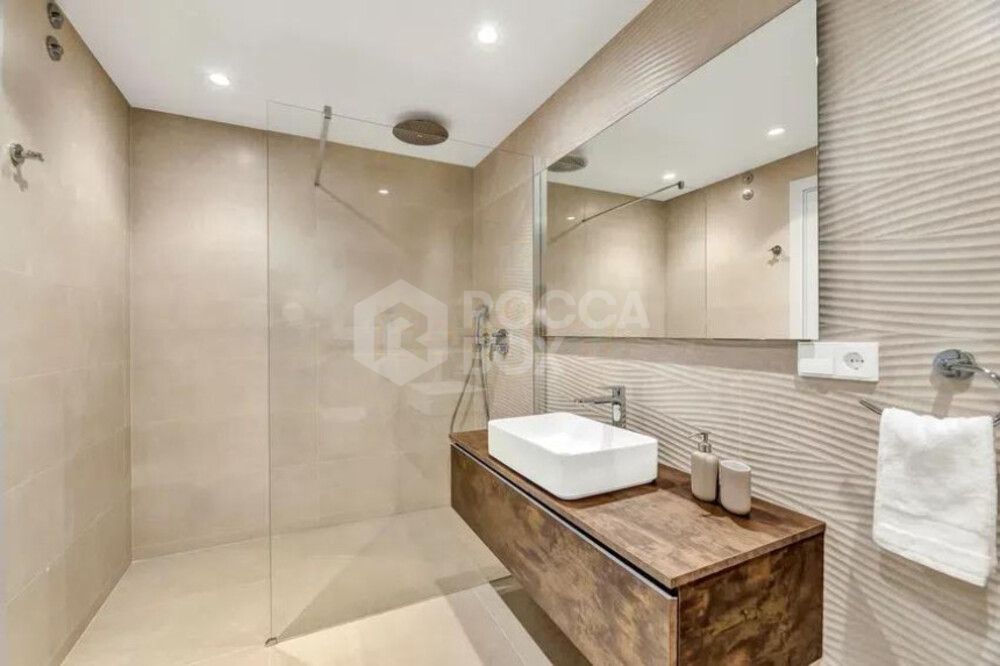 Sophisticated Ground-Floor Residence in Magna Marbella