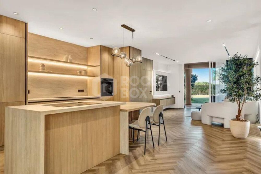 Sophisticated Ground-Floor Residence in Magna Marbella
