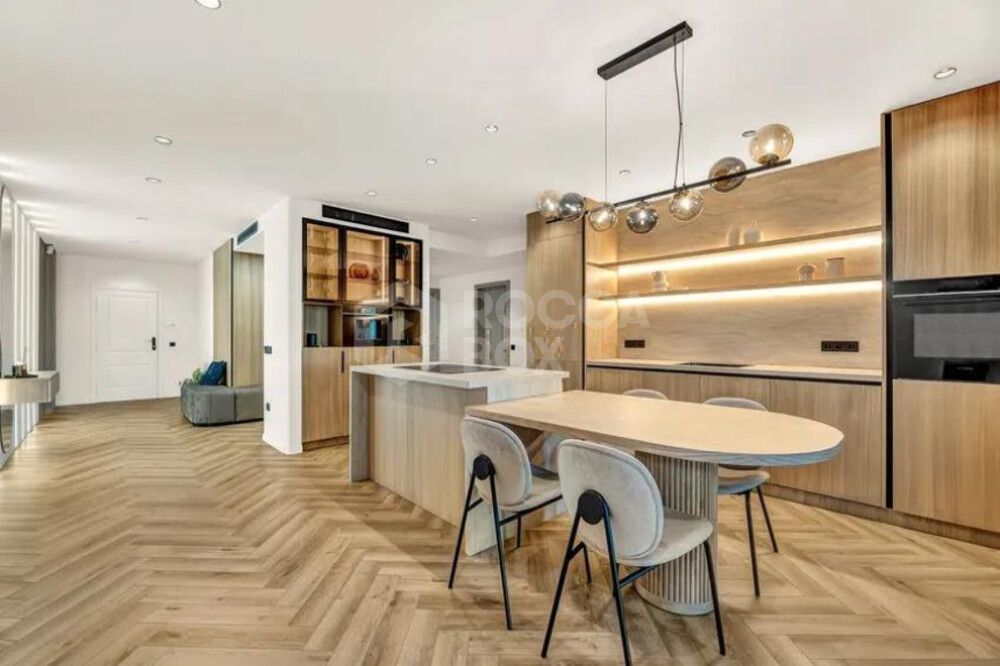 Sophisticated Ground-Floor Residence in Magna Marbella