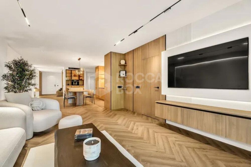 Sophisticated Ground-Floor Residence in Magna Marbella