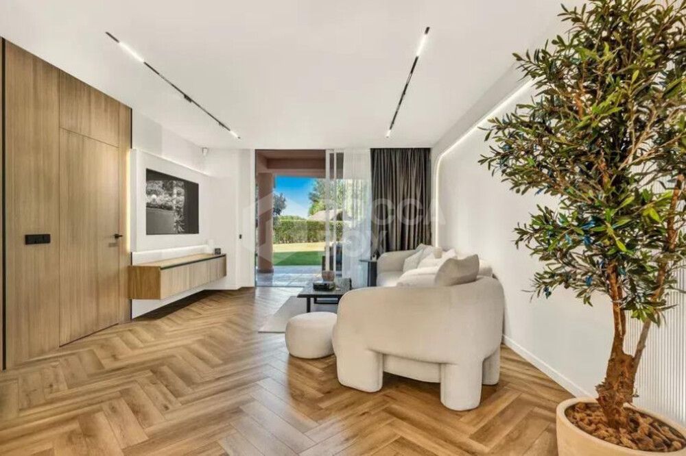 Sophisticated Ground-Floor Residence in Magna Marbella