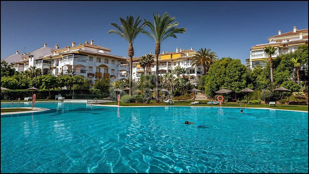Two-bedroom apartment of 75 m² built in the prestigious Dama de Noche urbanisation, in Nueva Andalucía, a stone's throw from Puerto Banús and surrounded by golf courses.