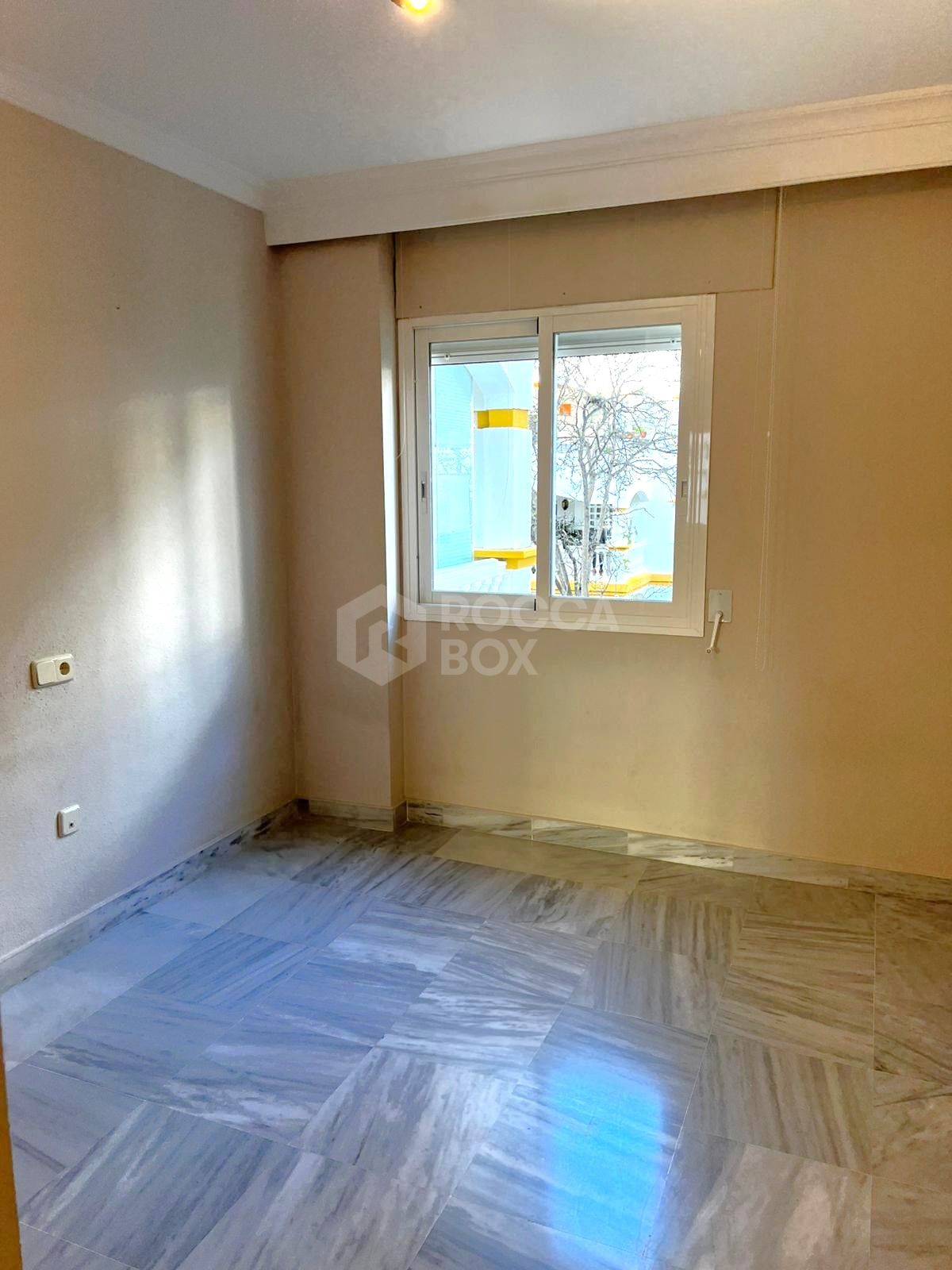 Two-bedroom apartment of 75 m² built in the prestigious Dama de Noche urbanisation, in Nueva Andalucía, a stone's throw from Puerto Banús and surrounded by golf courses.