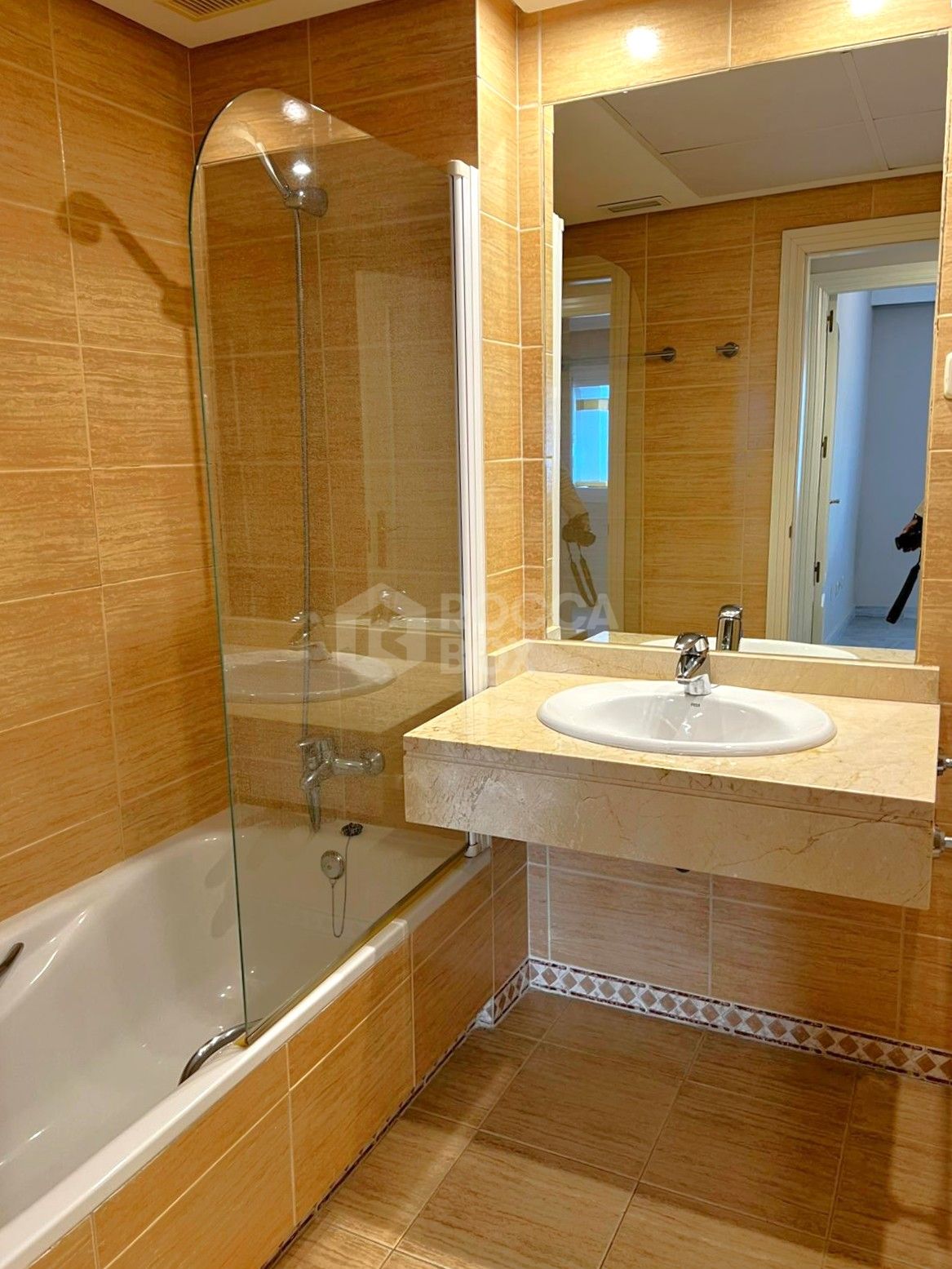 Two-bedroom apartment of 75 m² built in the prestigious Dama de Noche urbanisation, in Nueva Andalucía, a stone's throw from Puerto Banús and surrounded by golf courses.