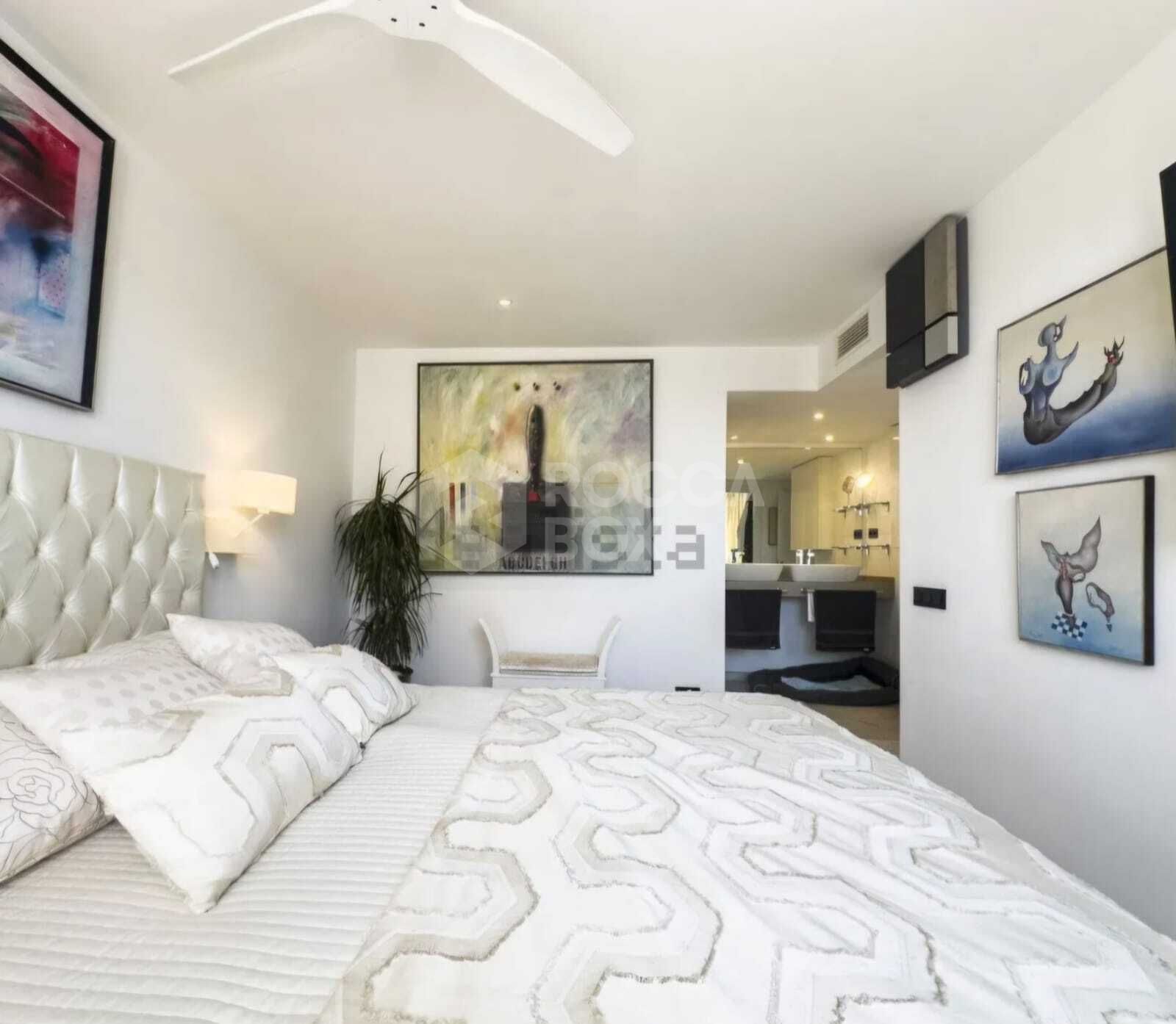 Luxury penthouse with panoramic sea and mountain views in the center of Estepona