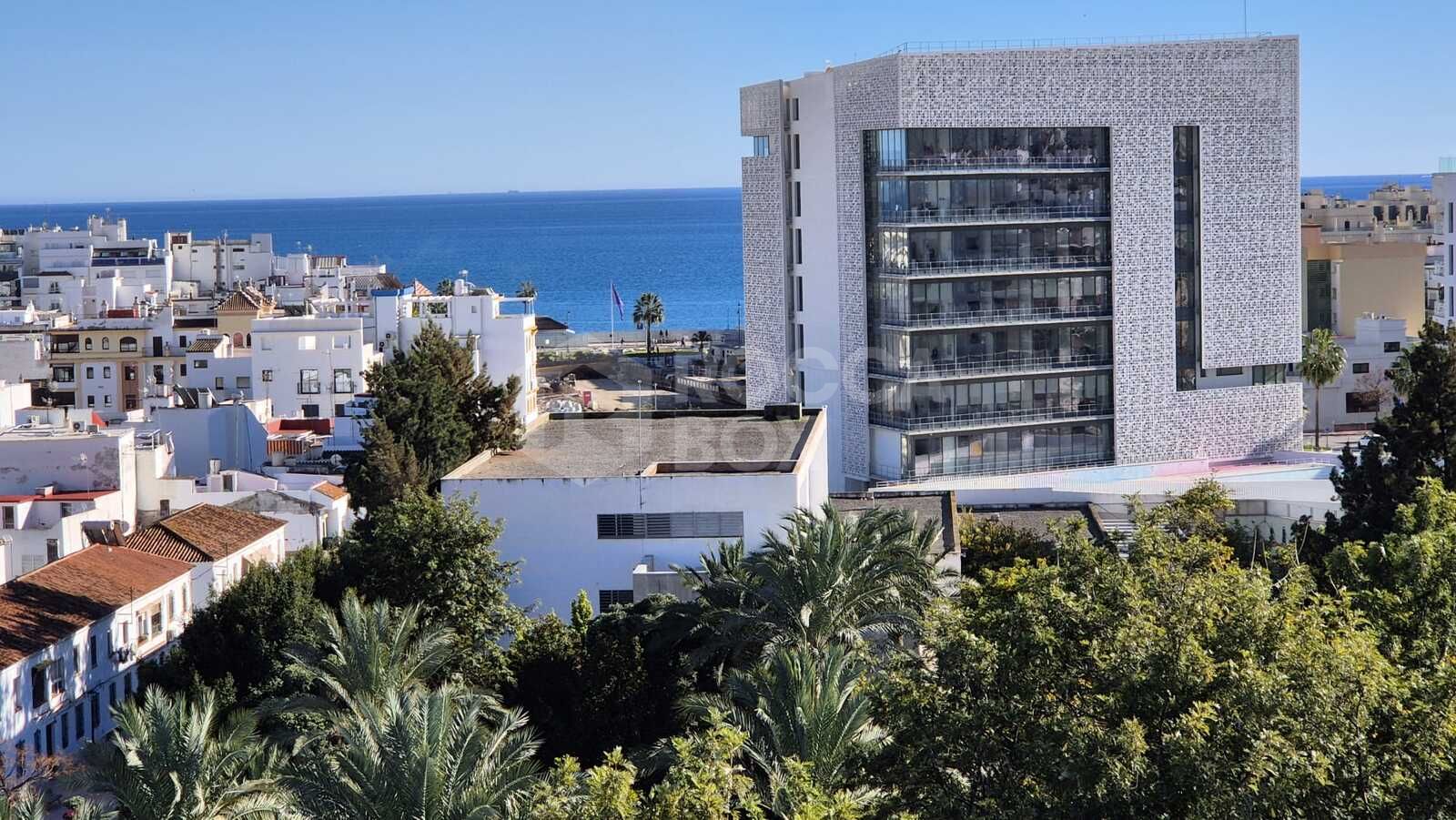 Luxury penthouse with panoramic sea and mountain views in the center of Estepona