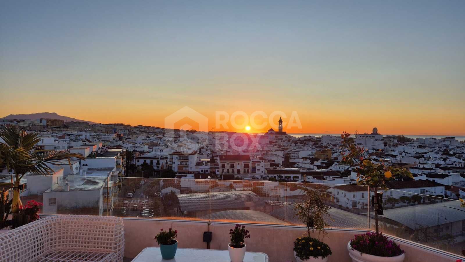 Luxury penthouse with panoramic sea and mountain views in the center of Estepona