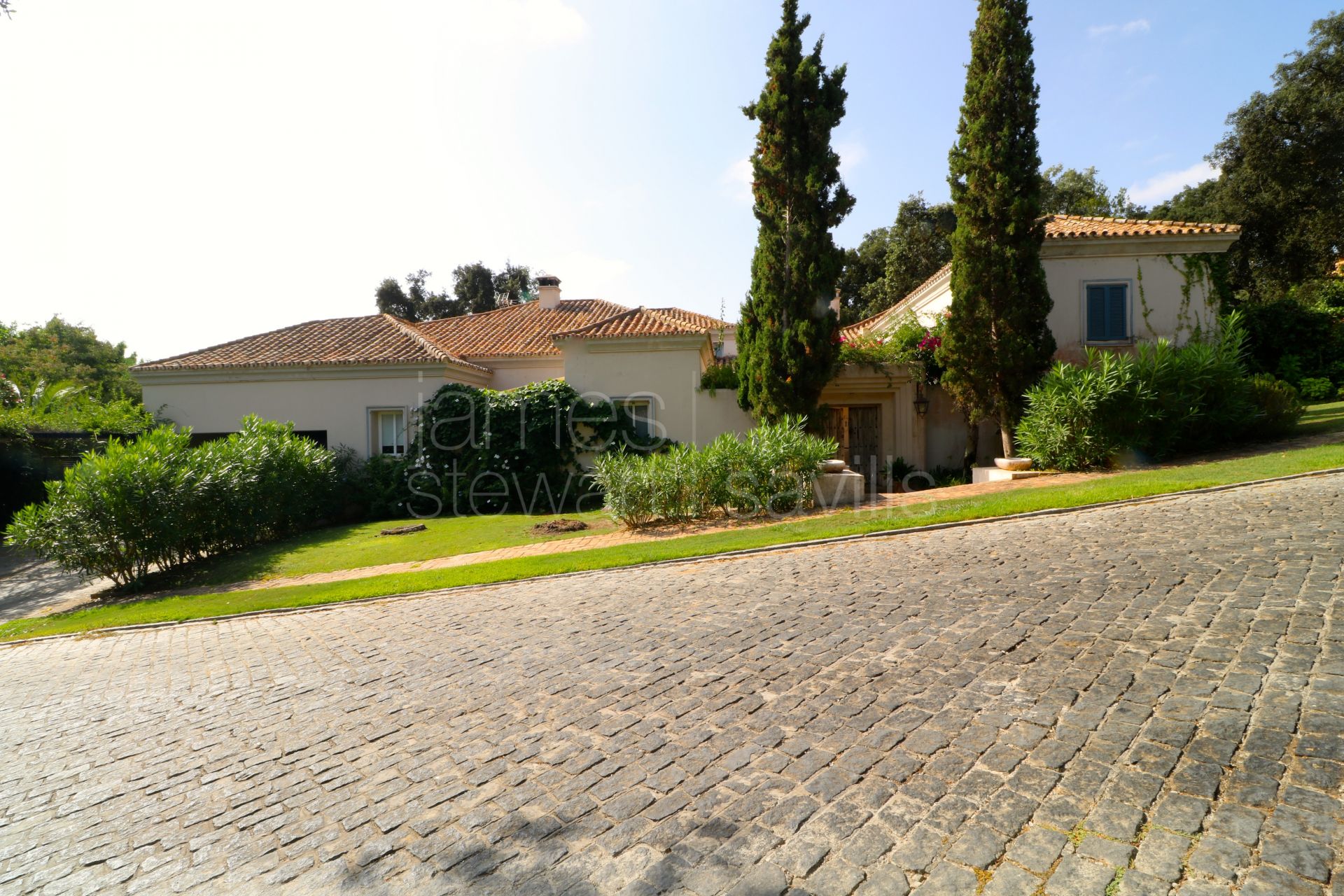 Lovely characterful villa in the gated Los Altos de Valderrama