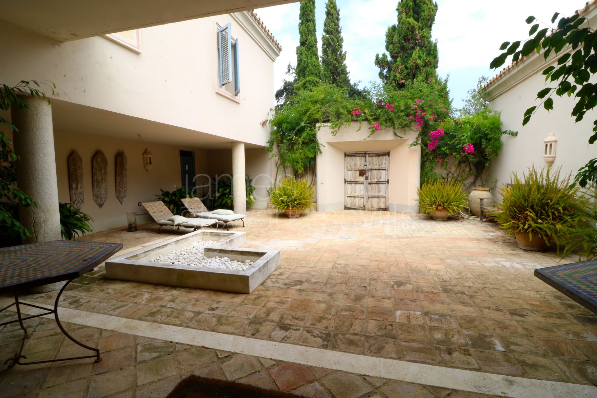 Lovely characterful villa in the gated Los Altos de Valderrama