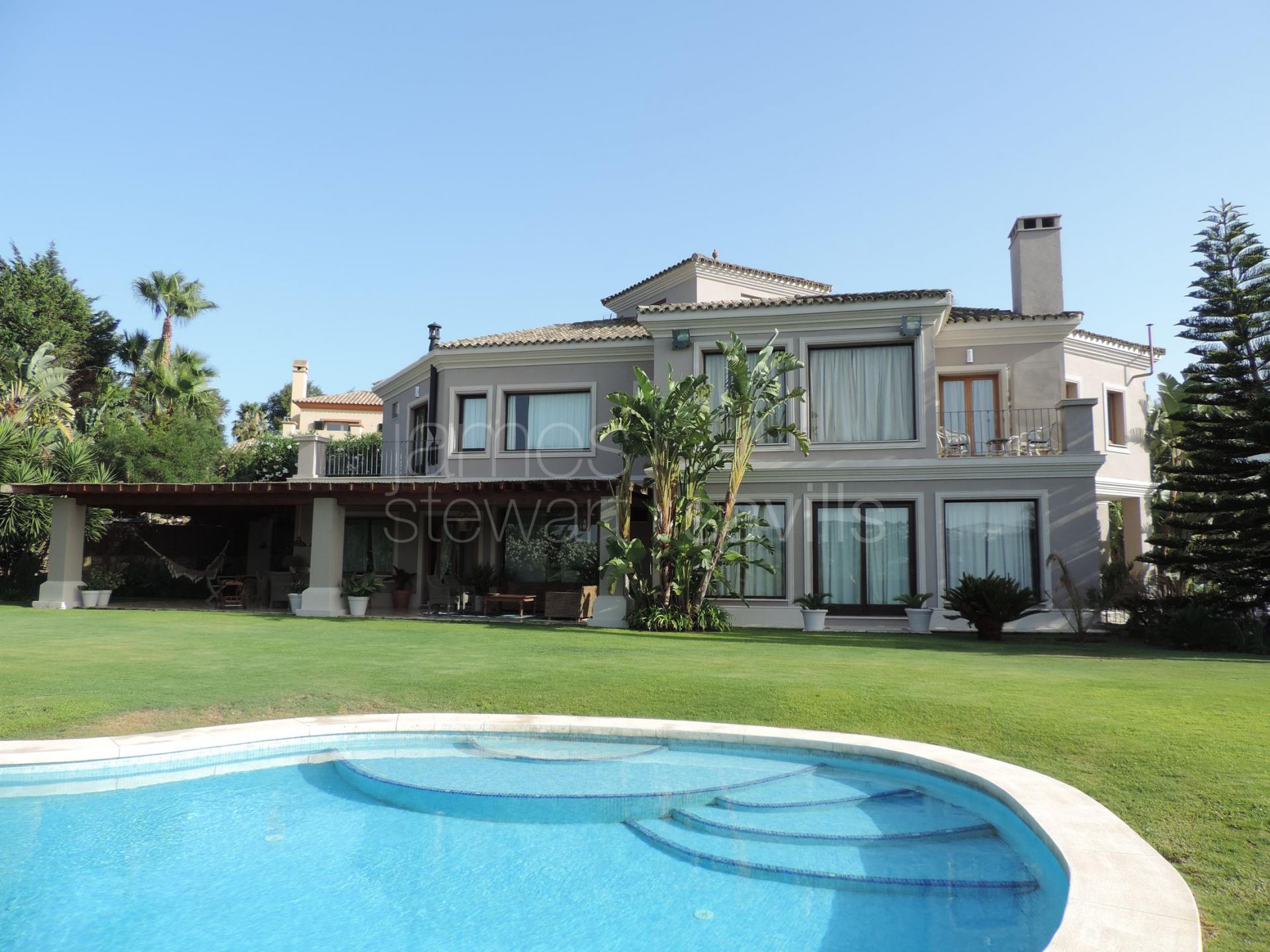 Stunning villa in golf area based in a 1235 m2 plot in Sotogrande Alto