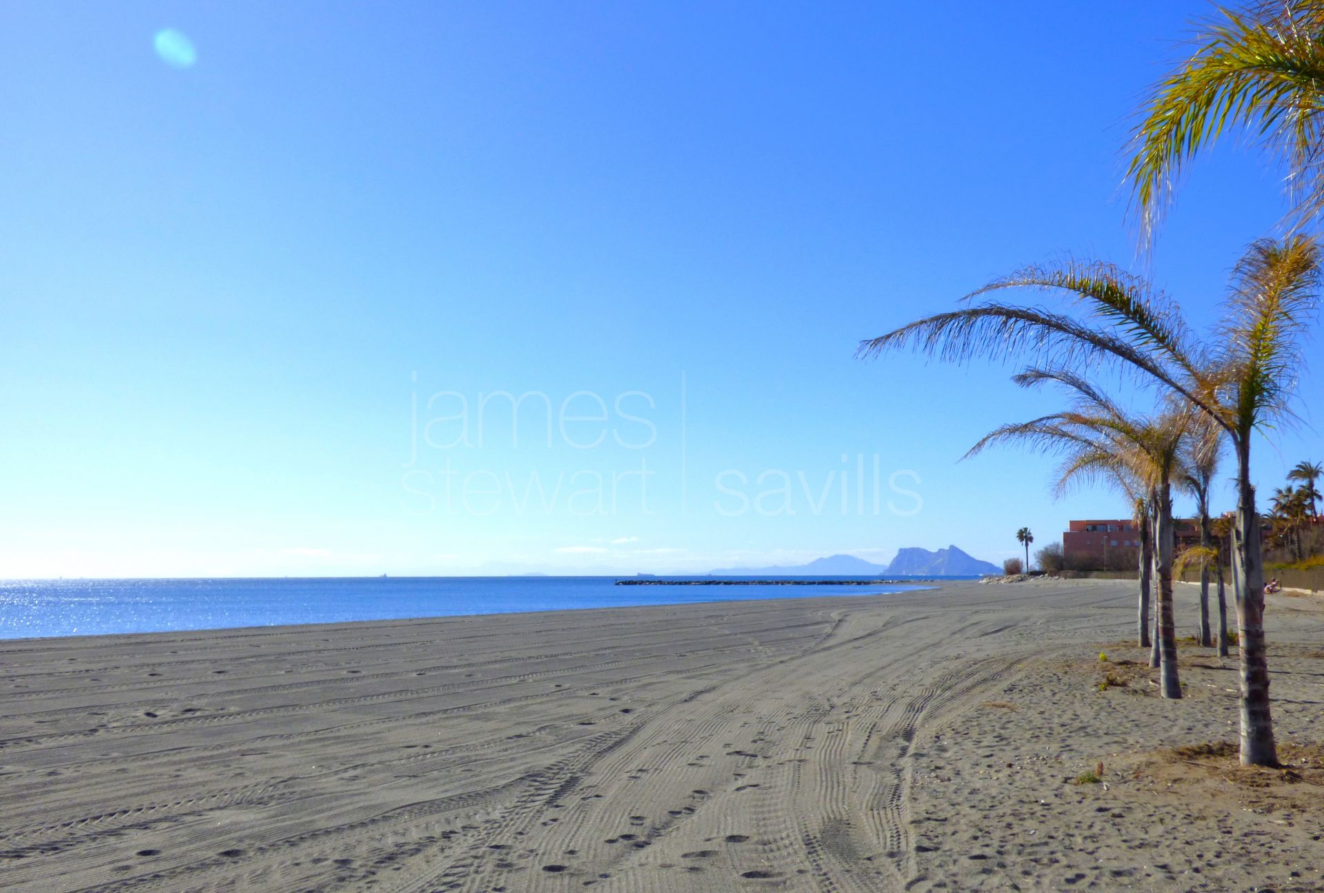 250m2 apartment front line to the sea with stunning views of the Rock of Gibraltar and the African coastline