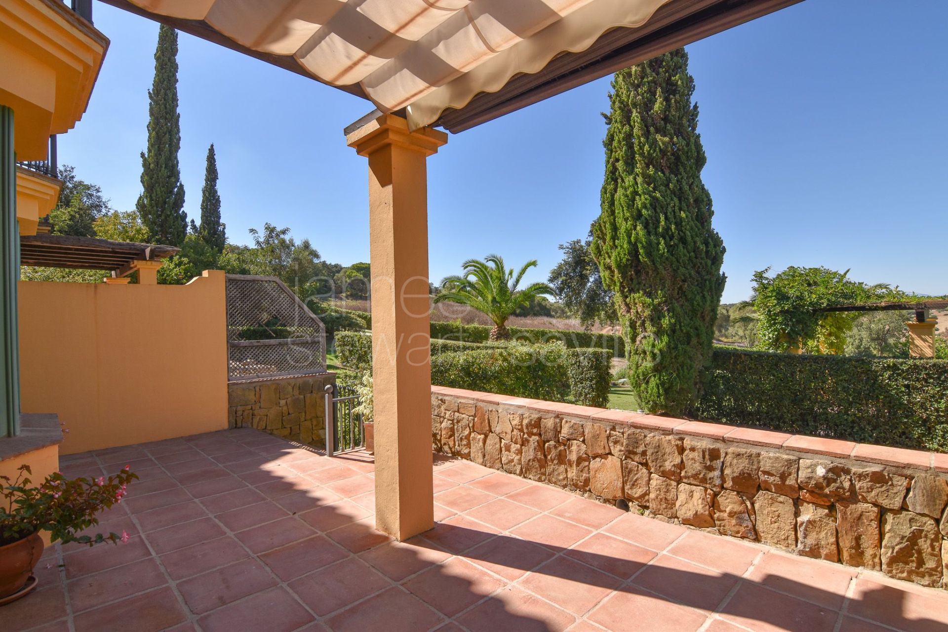 Frontline Golf townhouse with private garden in Los Cármenes, Sotogrande