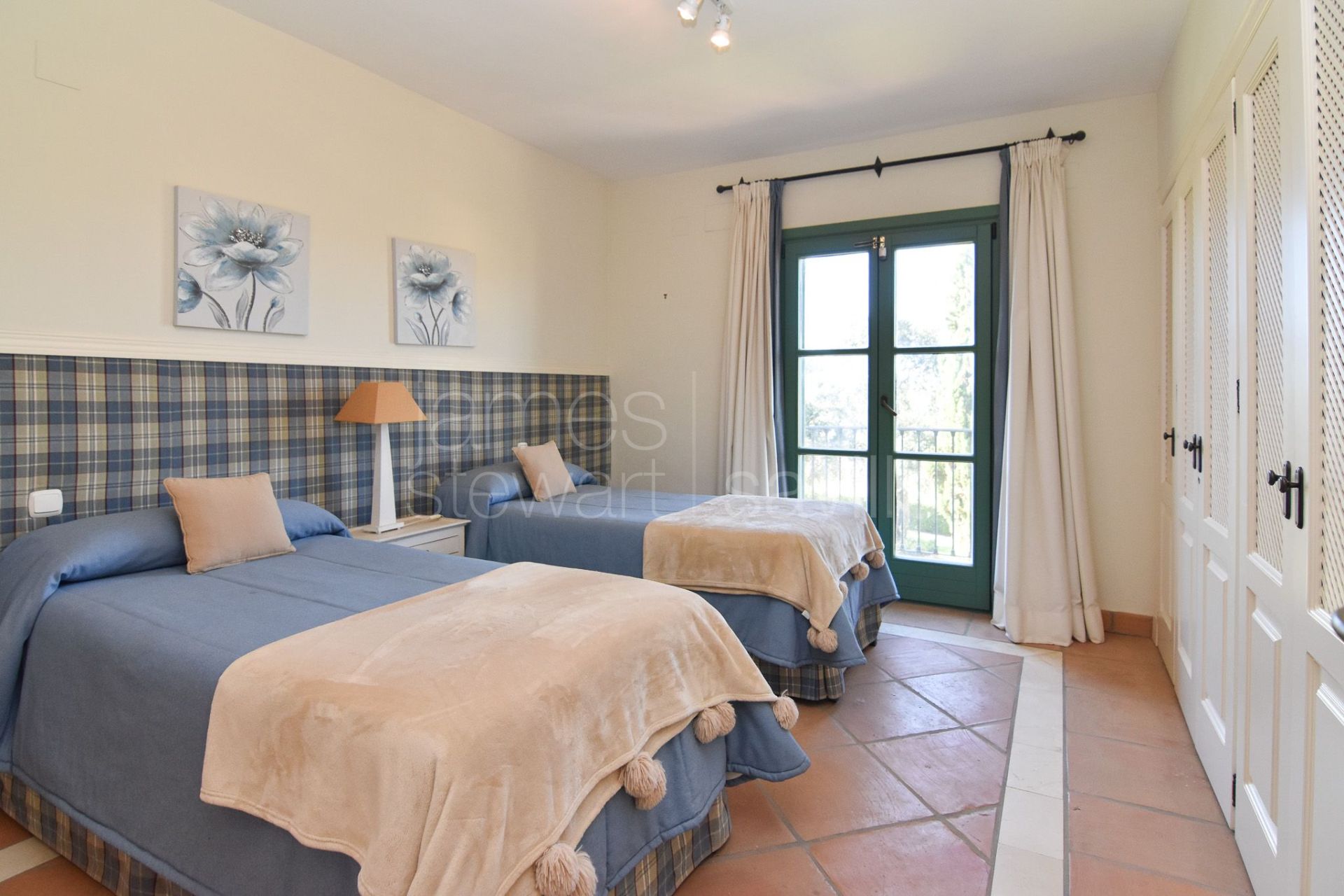 Frontline Golf townhouse with private garden in Los Cármenes, Sotogrande