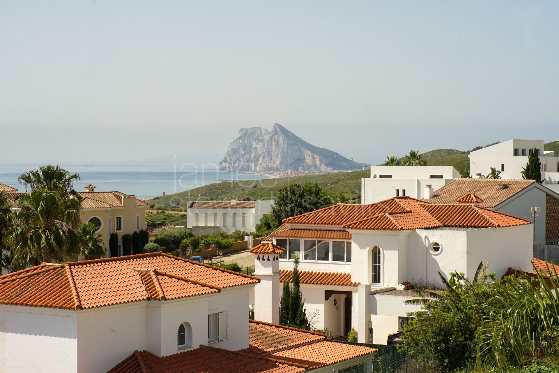 Villa contemporánea con vistas panorámicas al mar en Alcaidesa