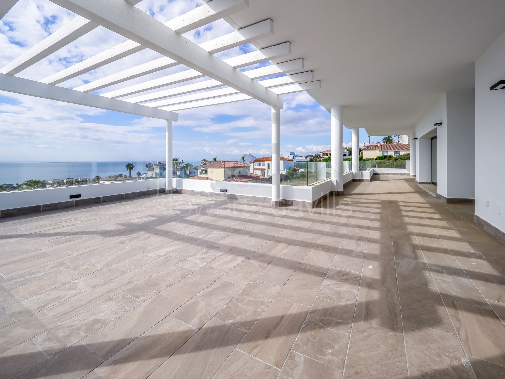 Villa contemporánea con vistas panorámicas al mar en Alcaidesa
