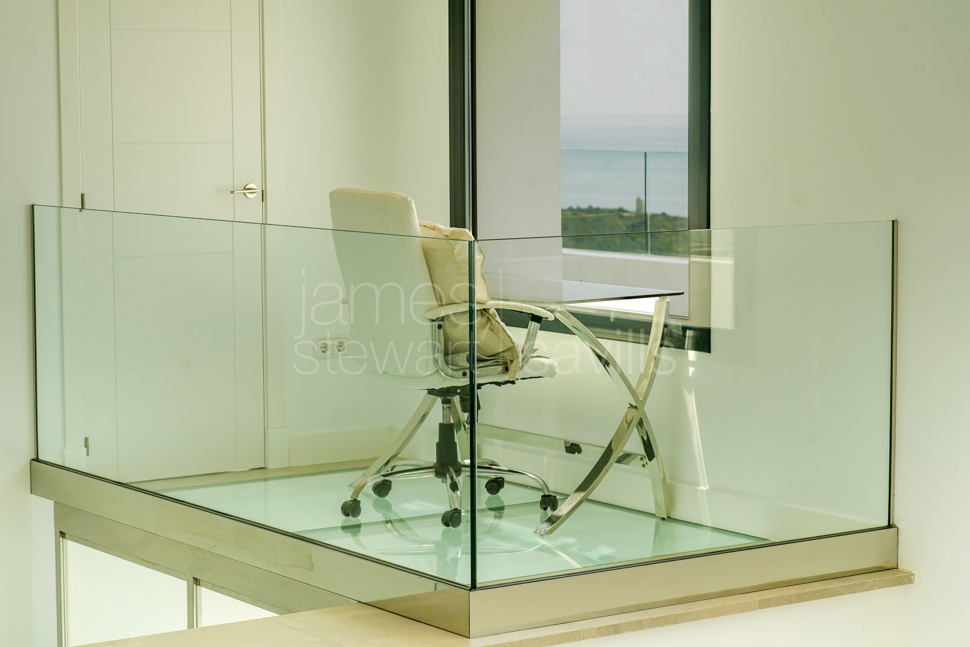 Villa contemporánea con vistas panorámicas al mar en Alcaidesa