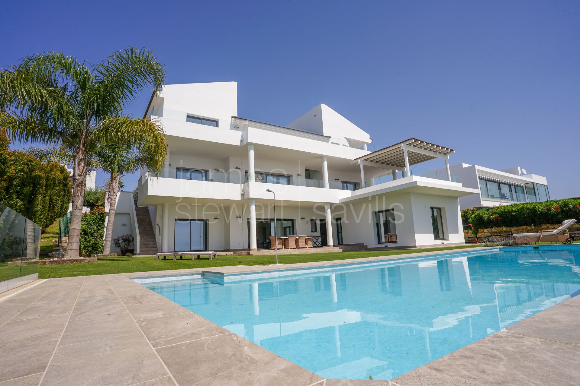 Villa contemporánea con vistas panorámicas al mar en Alcaidesa