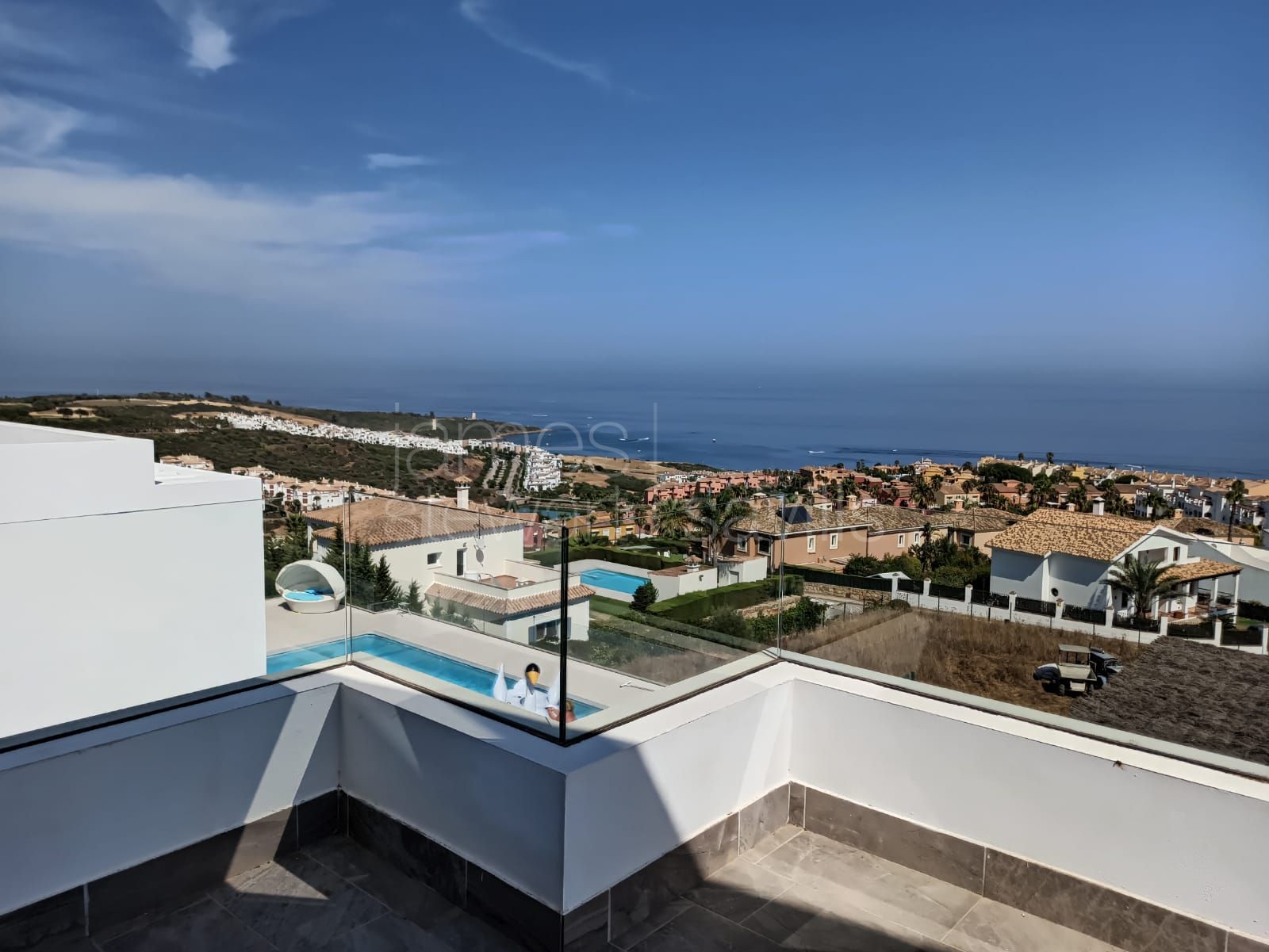 Villa contemporánea con vistas panorámicas al mar en Alcaidesa