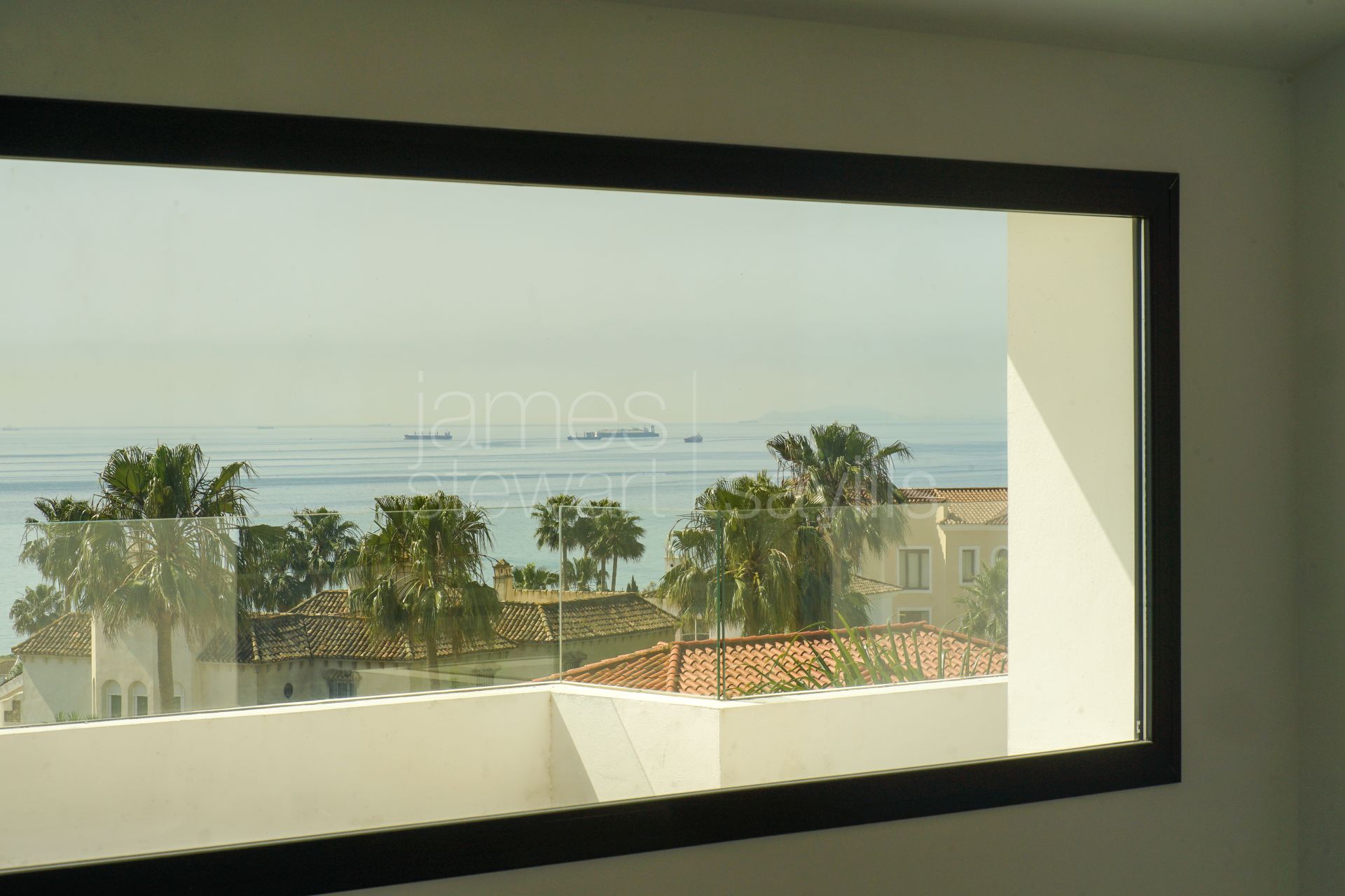 Villa contemporánea con vistas panorámicas al mar en Alcaidesa