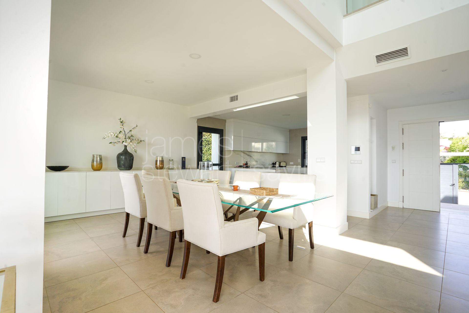 Villa contemporánea con vistas panorámicas al mar en Alcaidesa