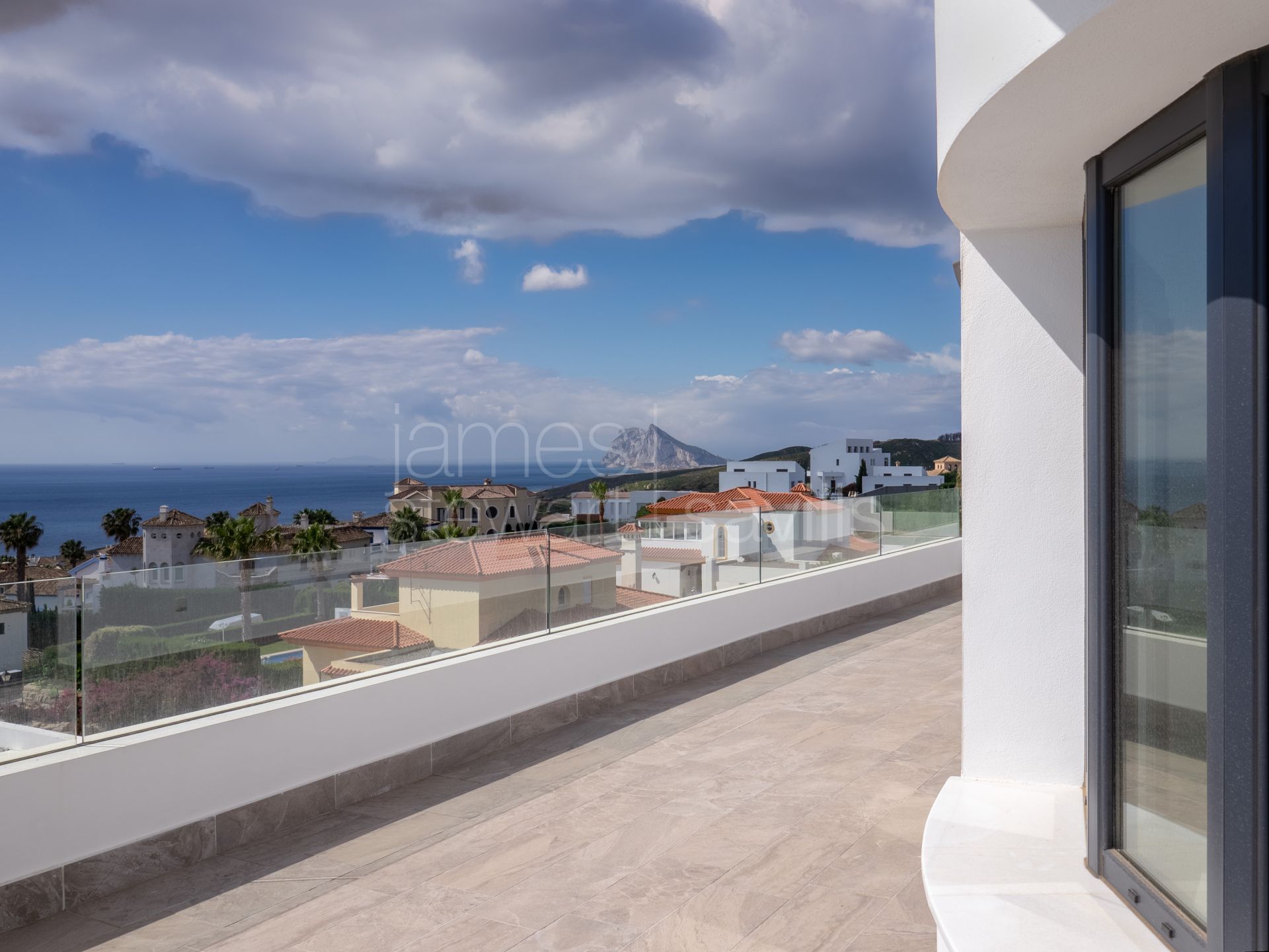 Villa contemporánea con vistas panorámicas al mar en Alcaidesa