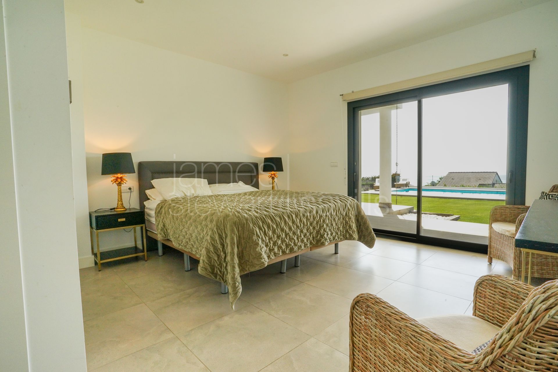 Villa contemporánea con vistas panorámicas al mar en Alcaidesa