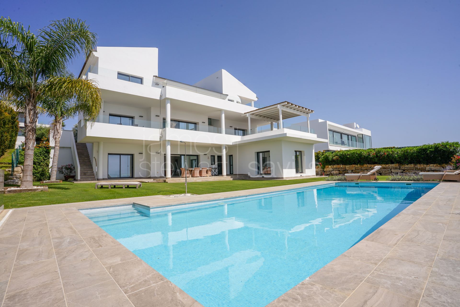 Villa contemporánea con vistas panorámicas al mar en Alcaidesa