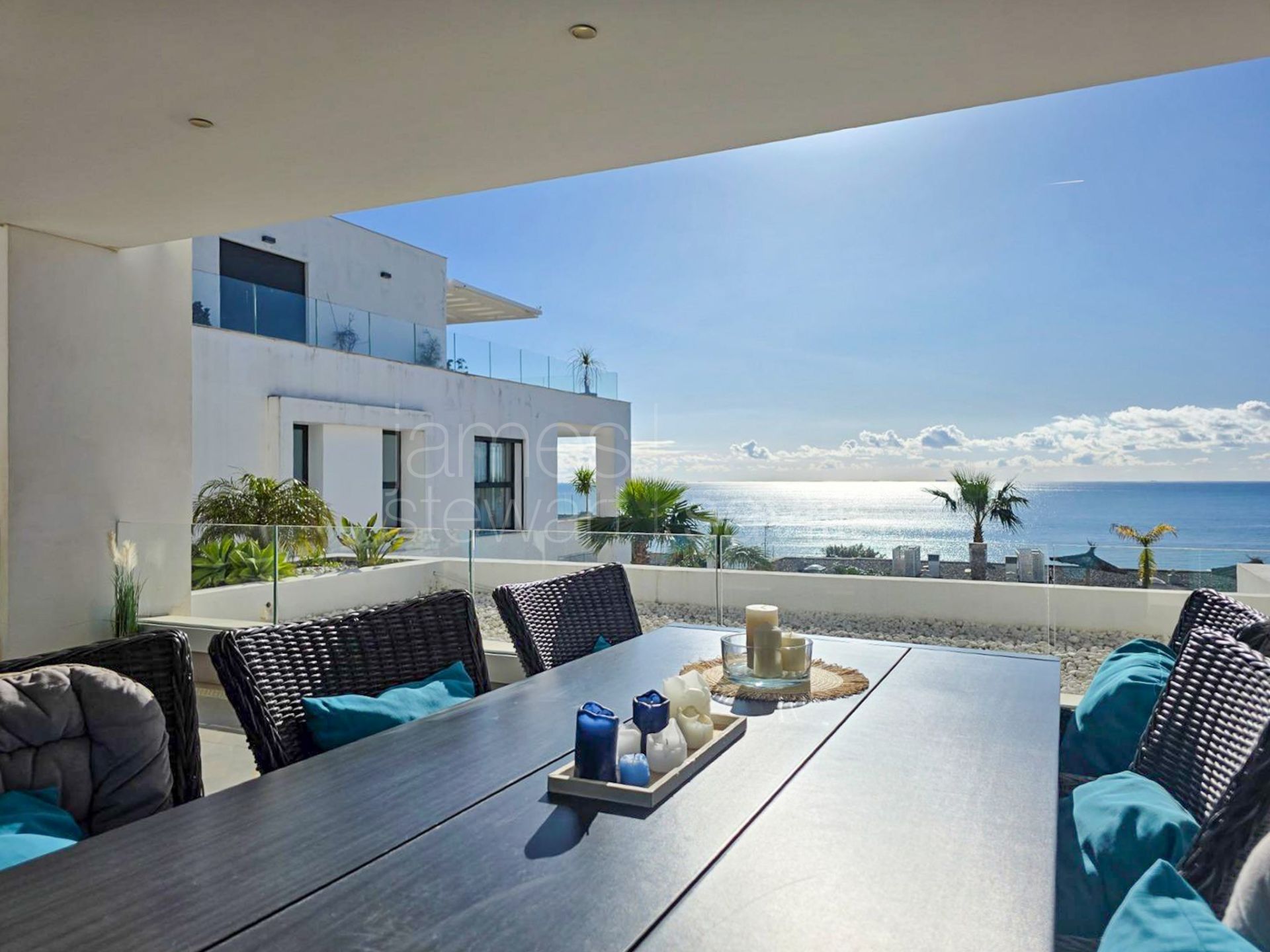 Apartamento contemporáneo en planta baja con jardín privado y vistas panorámicas al mar en The Links II, Alcaidesa