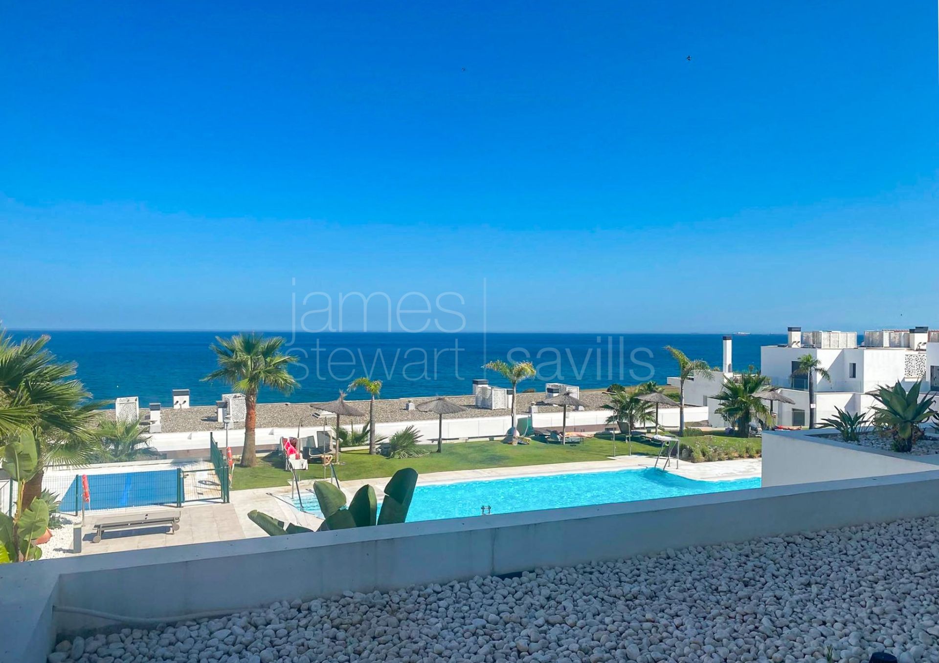Apartamento contemporáneo en planta baja con jardín privado y vistas panorámicas al mar en The Links II, Alcaidesa