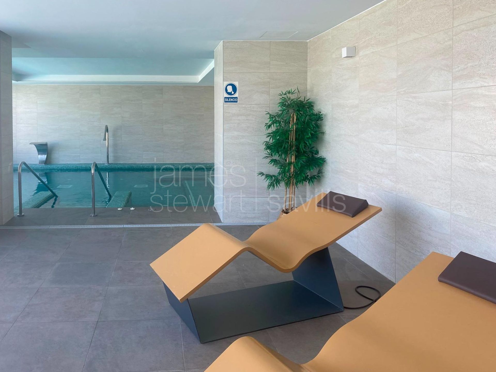 Apartamento contemporáneo en planta baja con jardín privado y vistas panorámicas al mar en The Links II, Alcaidesa