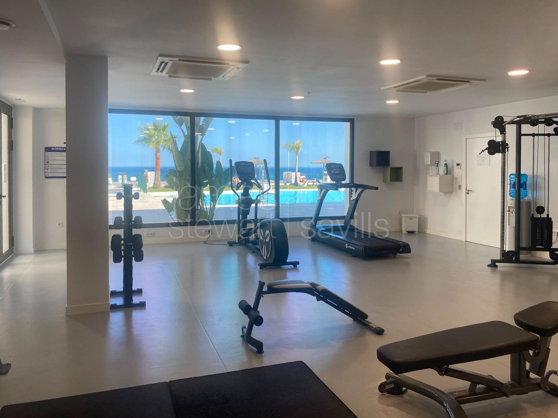 Apartamento contemporáneo en planta baja con jardín privado y vistas panorámicas al mar en The Links II, Alcaidesa