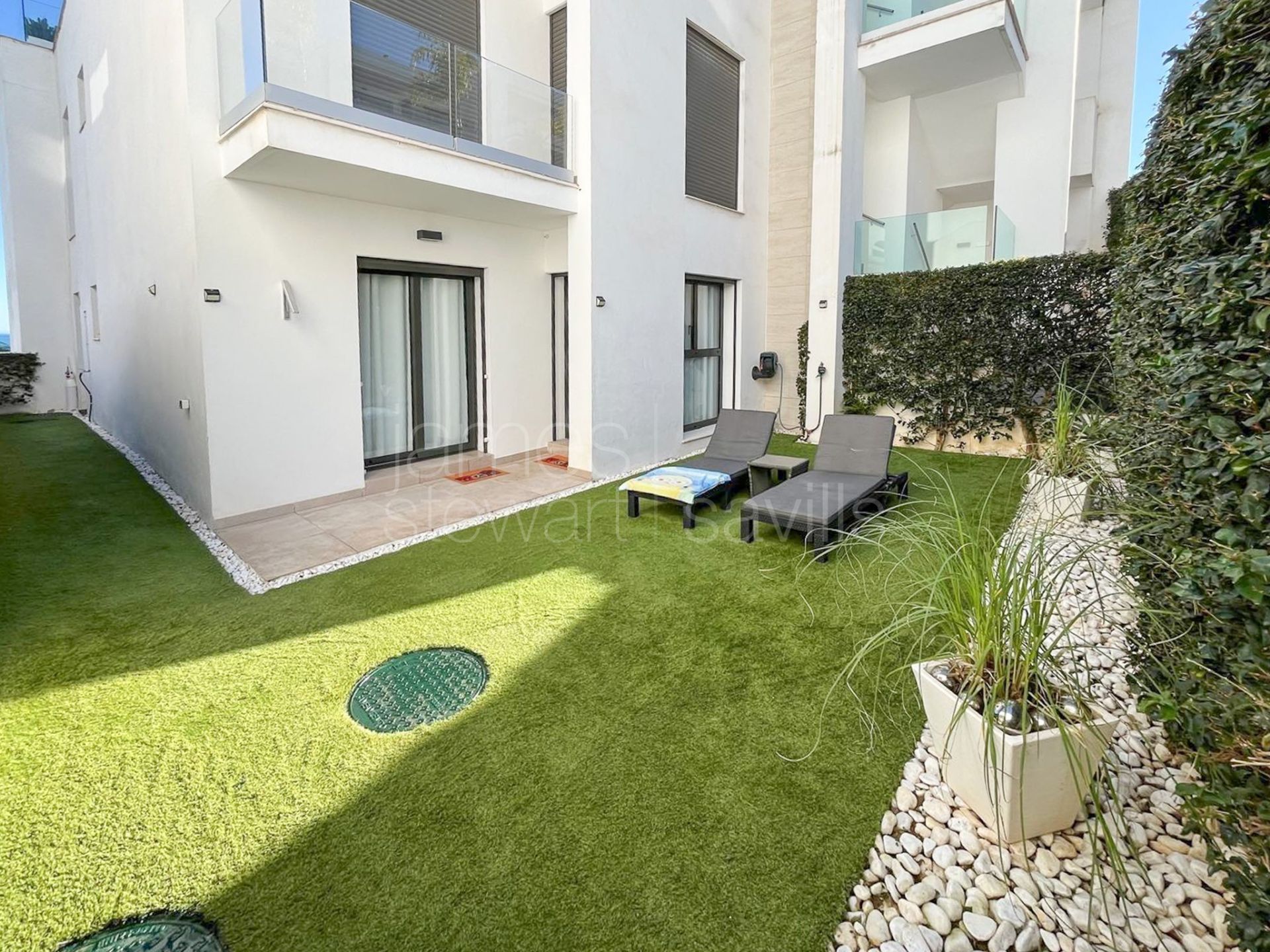 Apartamento contemporáneo en planta baja con jardín privado y vistas panorámicas al mar en The Links II, Alcaidesa