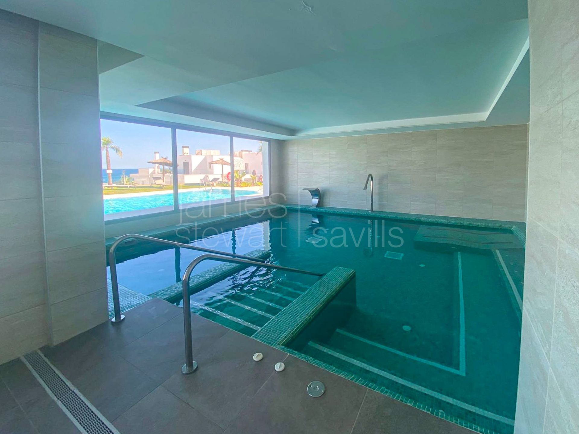Apartamento contemporáneo en planta baja con jardín privado y vistas panorámicas al mar en The Links II, Alcaidesa