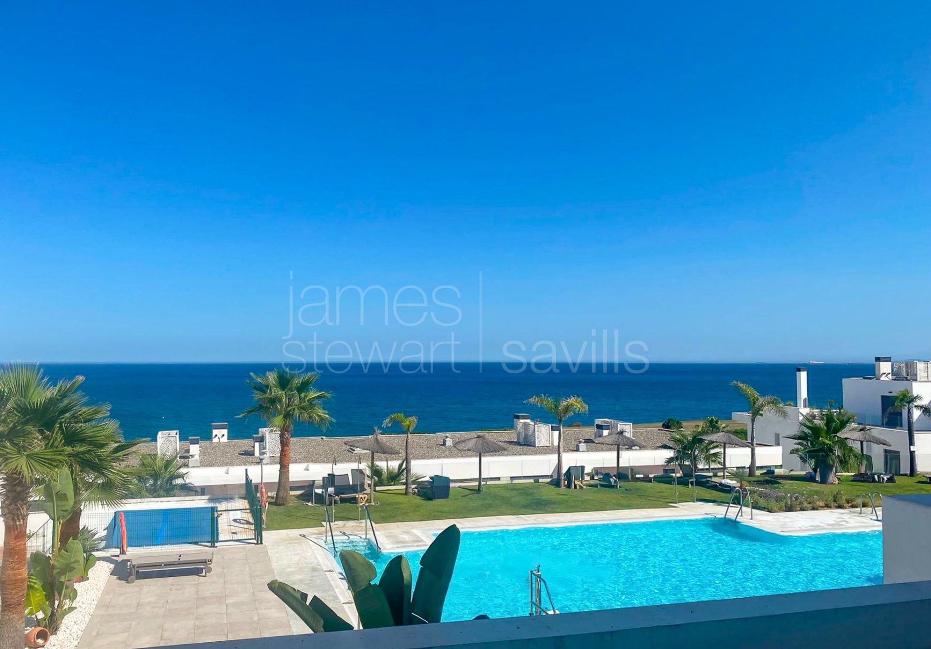 Apartamento contemporáneo en planta baja con jardín privado y vistas panorámicas al mar en The Links II, Alcaidesa
