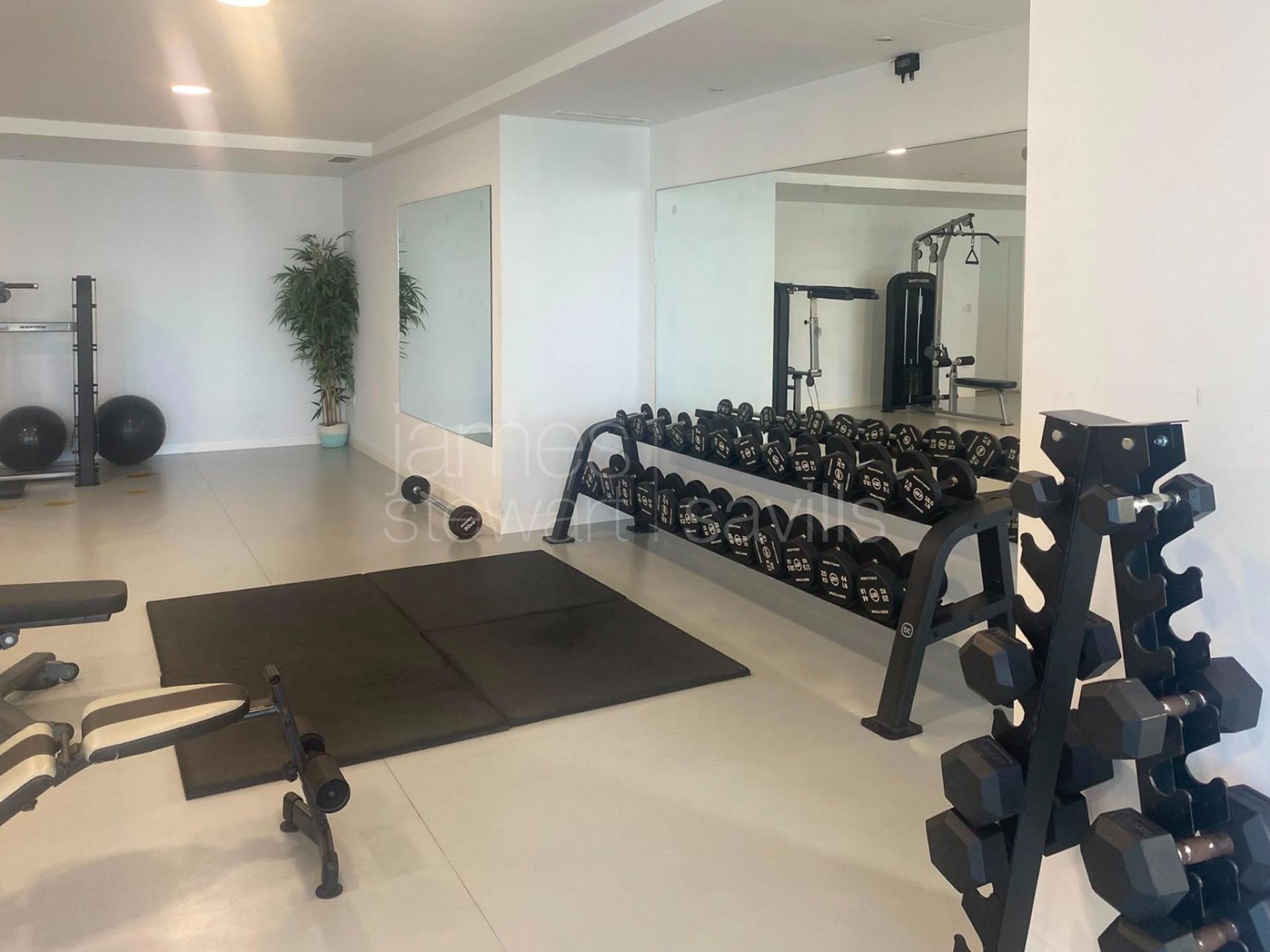 Apartamento contemporáneo en planta baja con jardín privado y vistas panorámicas al mar en The Links II, Alcaidesa