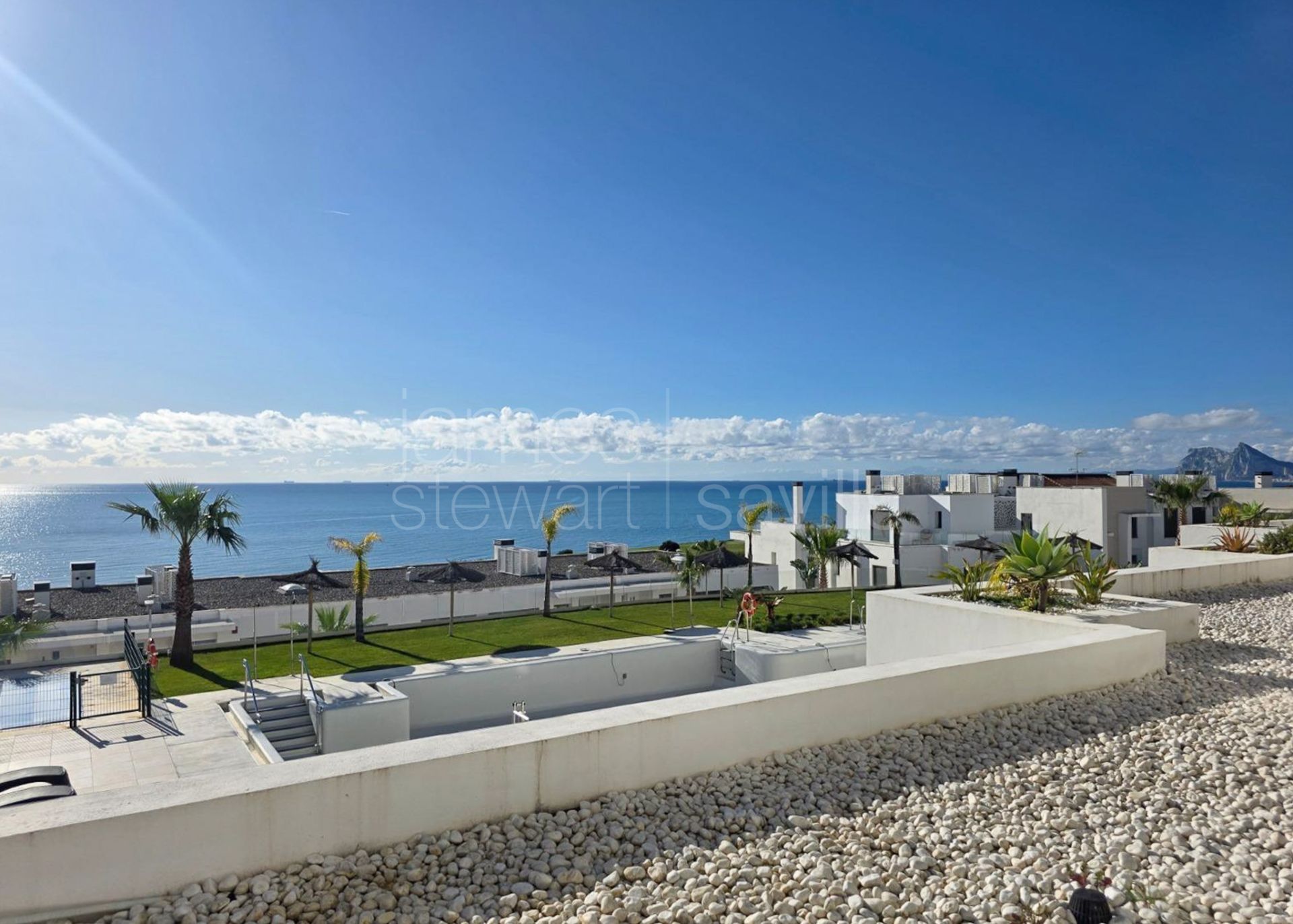 Apartamento contemporáneo en planta baja con jardín privado y vistas panorámicas al mar en The Links II, Alcaidesa