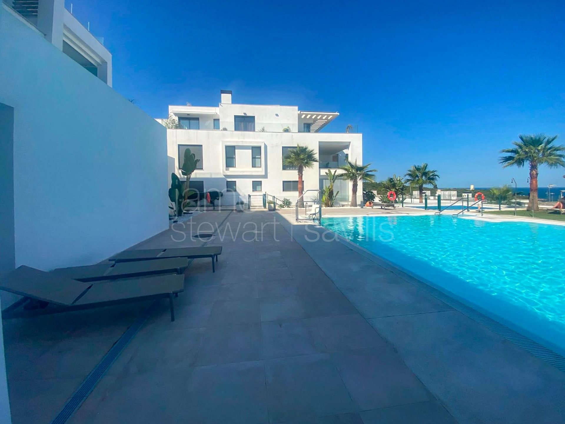 Apartamento contemporáneo en planta baja con jardín privado y vistas panorámicas al mar en The Links II, Alcaidesa