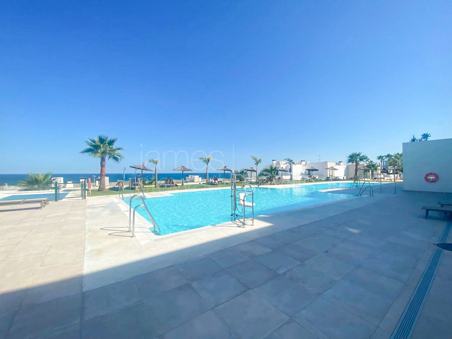 Apartamento contemporáneo en planta baja con jardín privado y vistas panorámicas al mar en The Links II, Alcaidesa