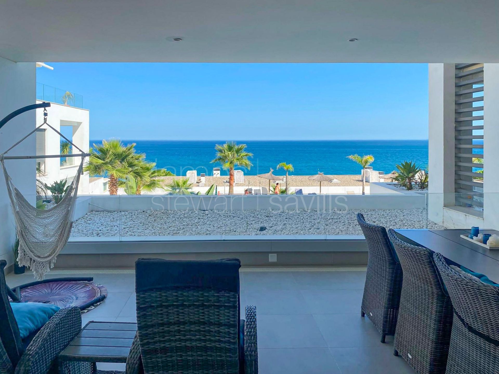 Apartamento contemporáneo en planta baja con jardín privado y vistas panorámicas al mar en The Links II, Alcaidesa