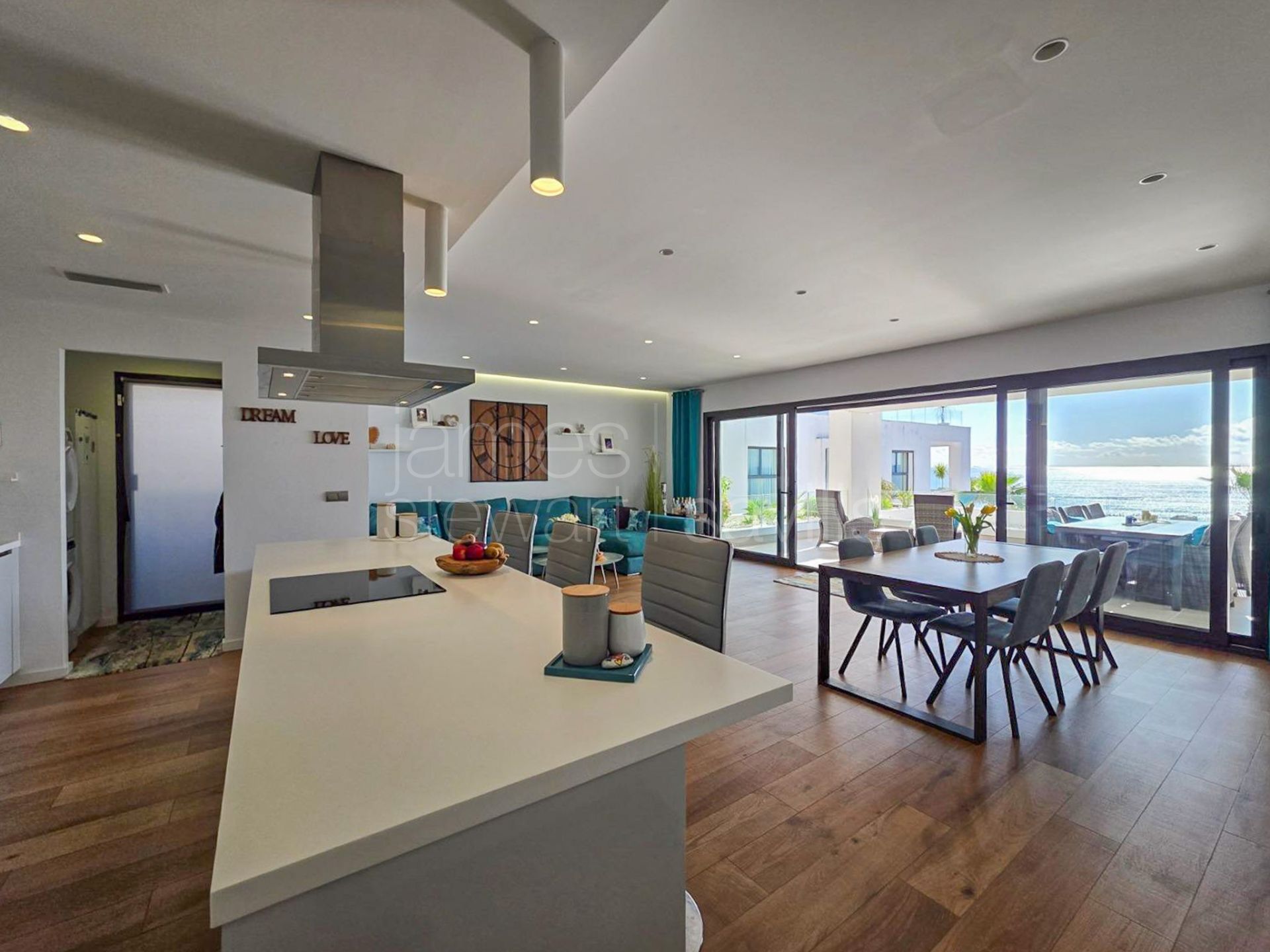 Apartamento contemporáneo en planta baja con jardín privado y vistas panorámicas al mar en The Links II, Alcaidesa