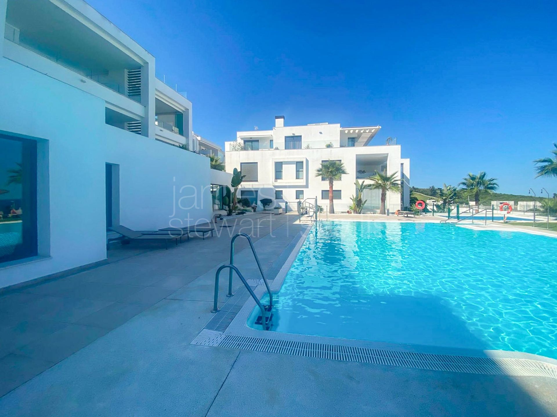 Apartamento contemporáneo en planta baja con jardín privado y vistas panorámicas al mar en The Links II, Alcaidesa