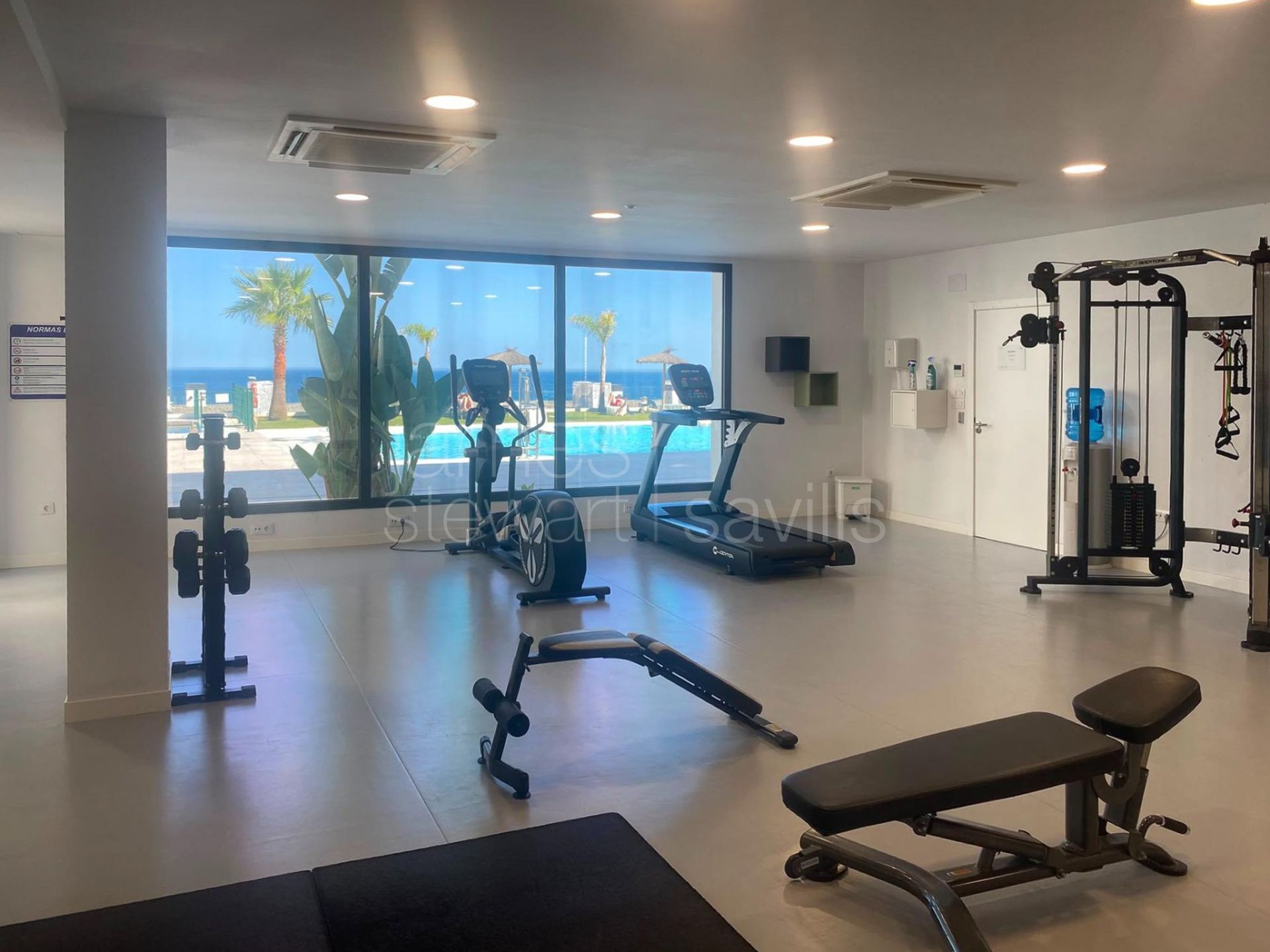 Apartamento contemporáneo en planta baja con jardín privado y vistas panorámicas al mar en The Links II, Alcaidesa
