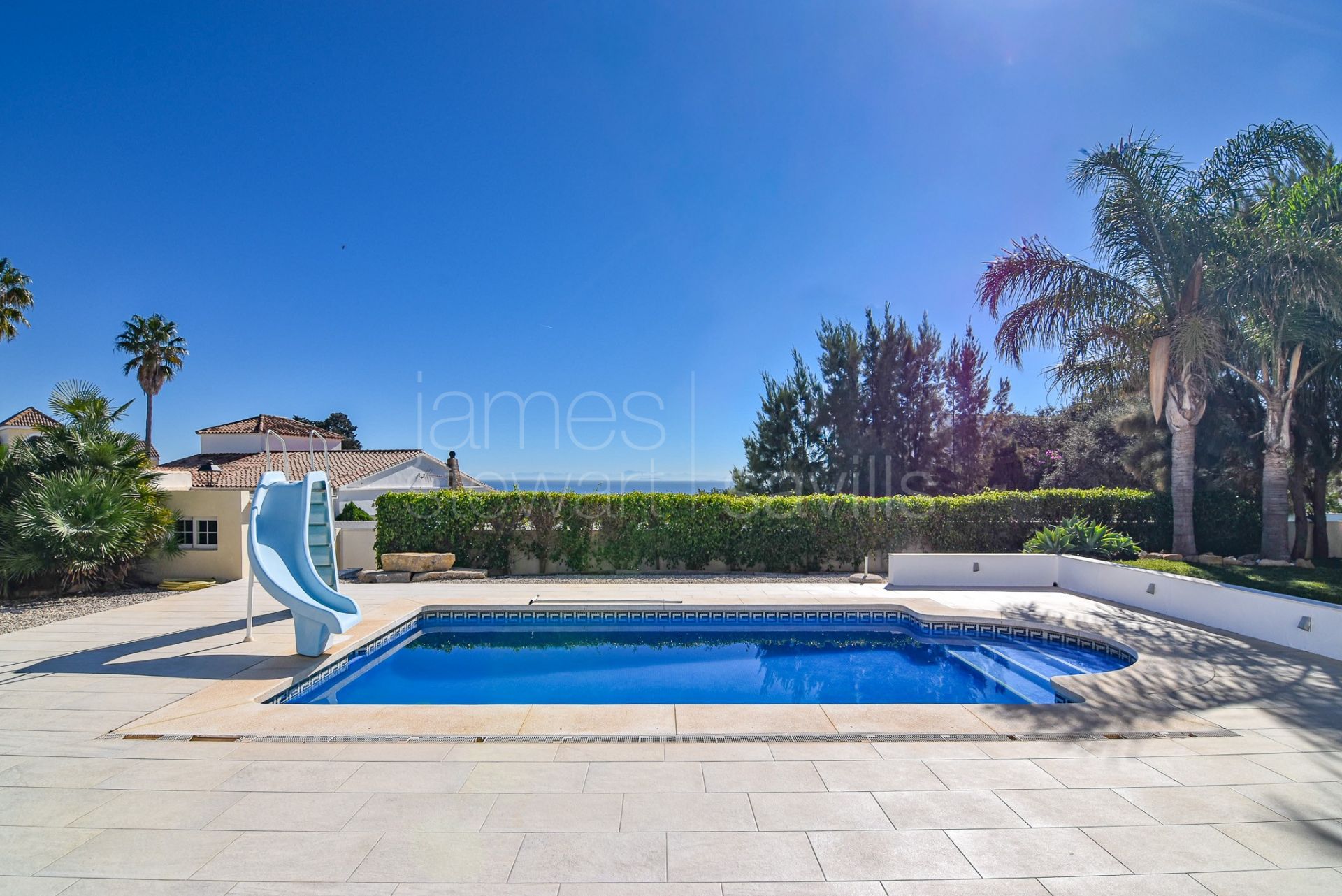 Villa independiente con espectaculares vistas panorámicas al mar en Torreguadiaro