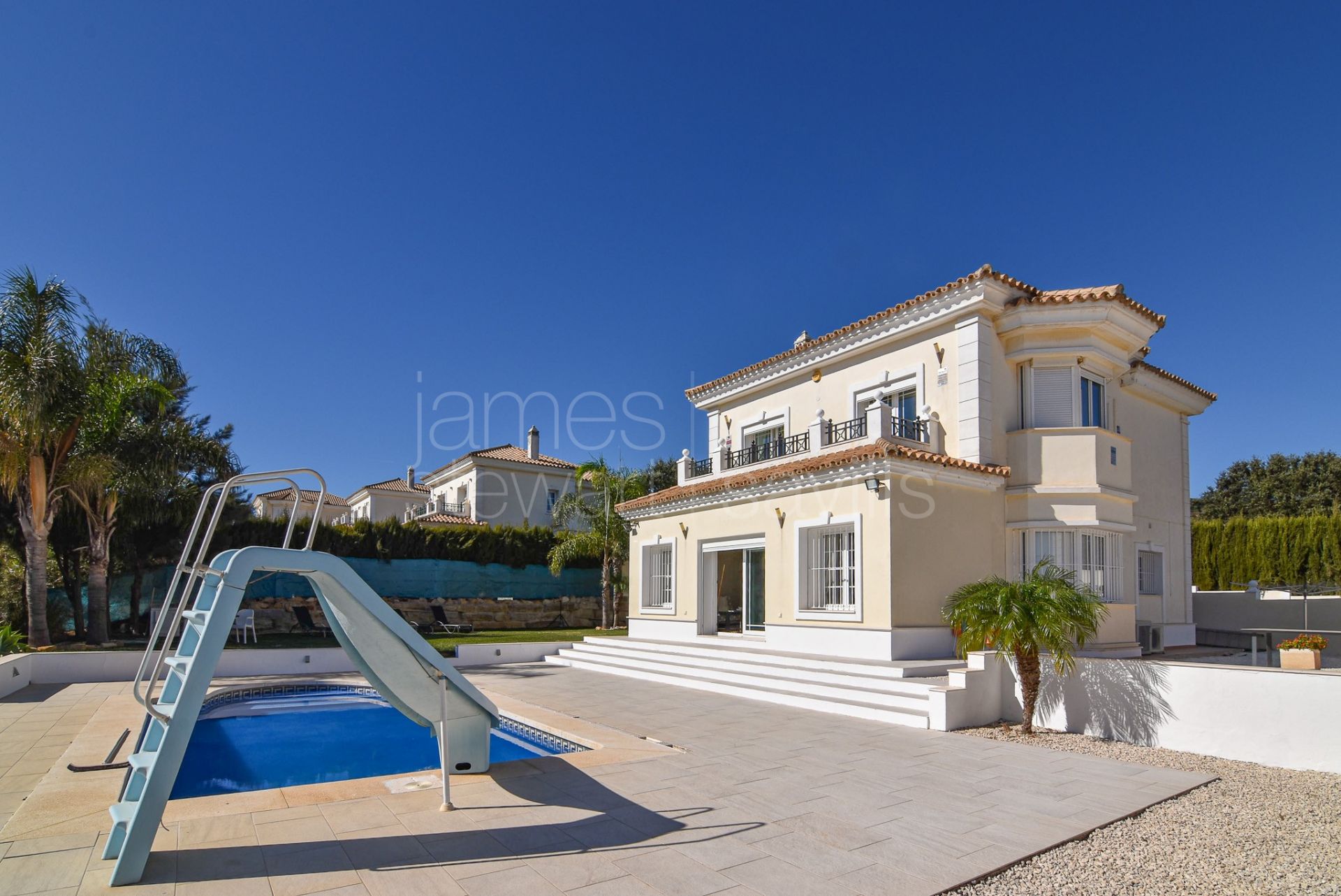 Villa independiente con espectaculares vistas panorámicas al mar en Torreguadiaro