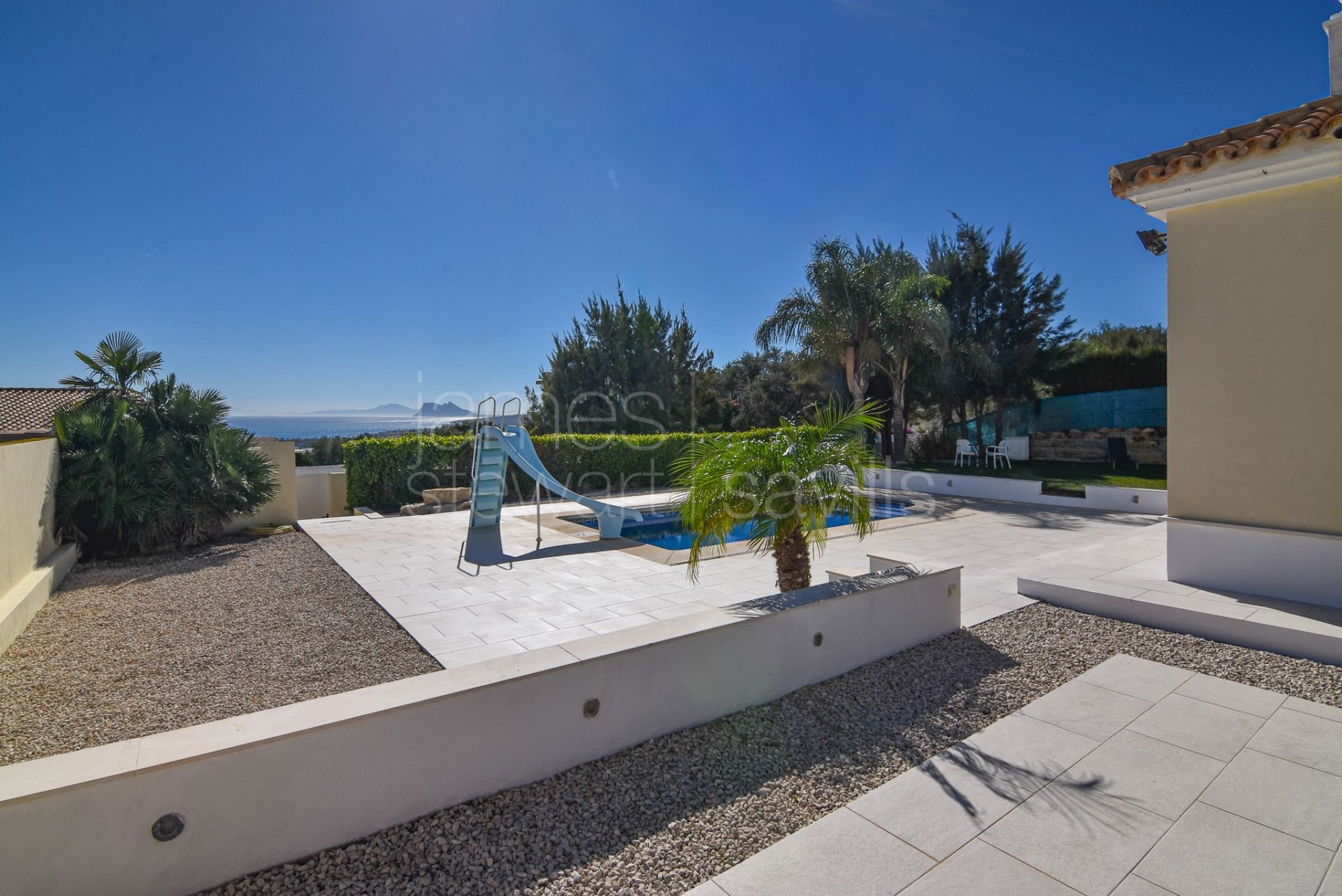 Villa independiente con espectaculares vistas panorámicas al mar en Torreguadiaro