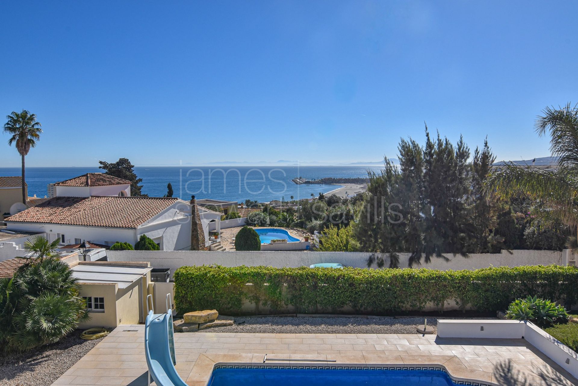 Villa independiente con espectaculares vistas panorámicas al mar en Torreguadiaro