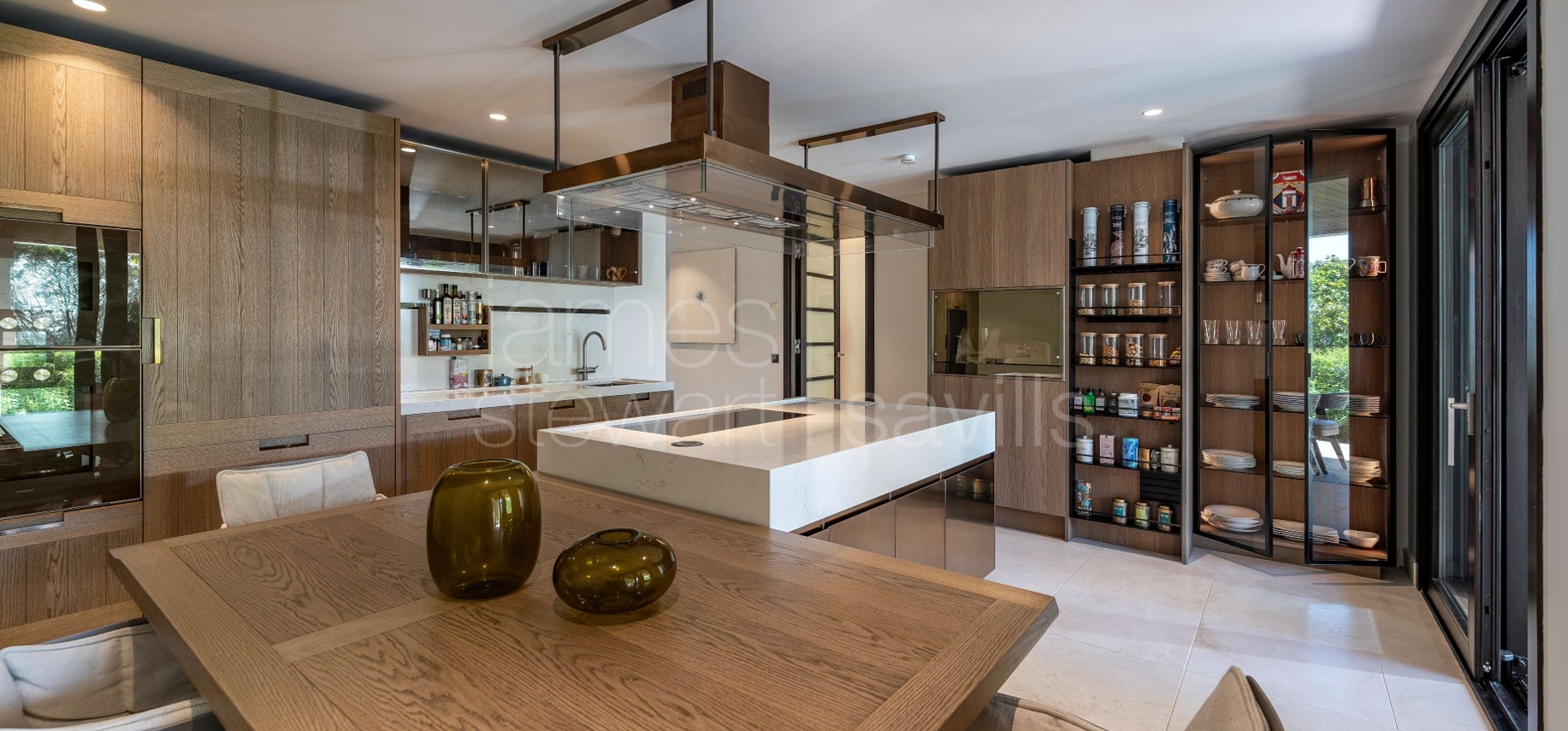 Villa de cuatro plantas en Hacienda de Valderrama, completamente reformada y equipada con los más altos estándares